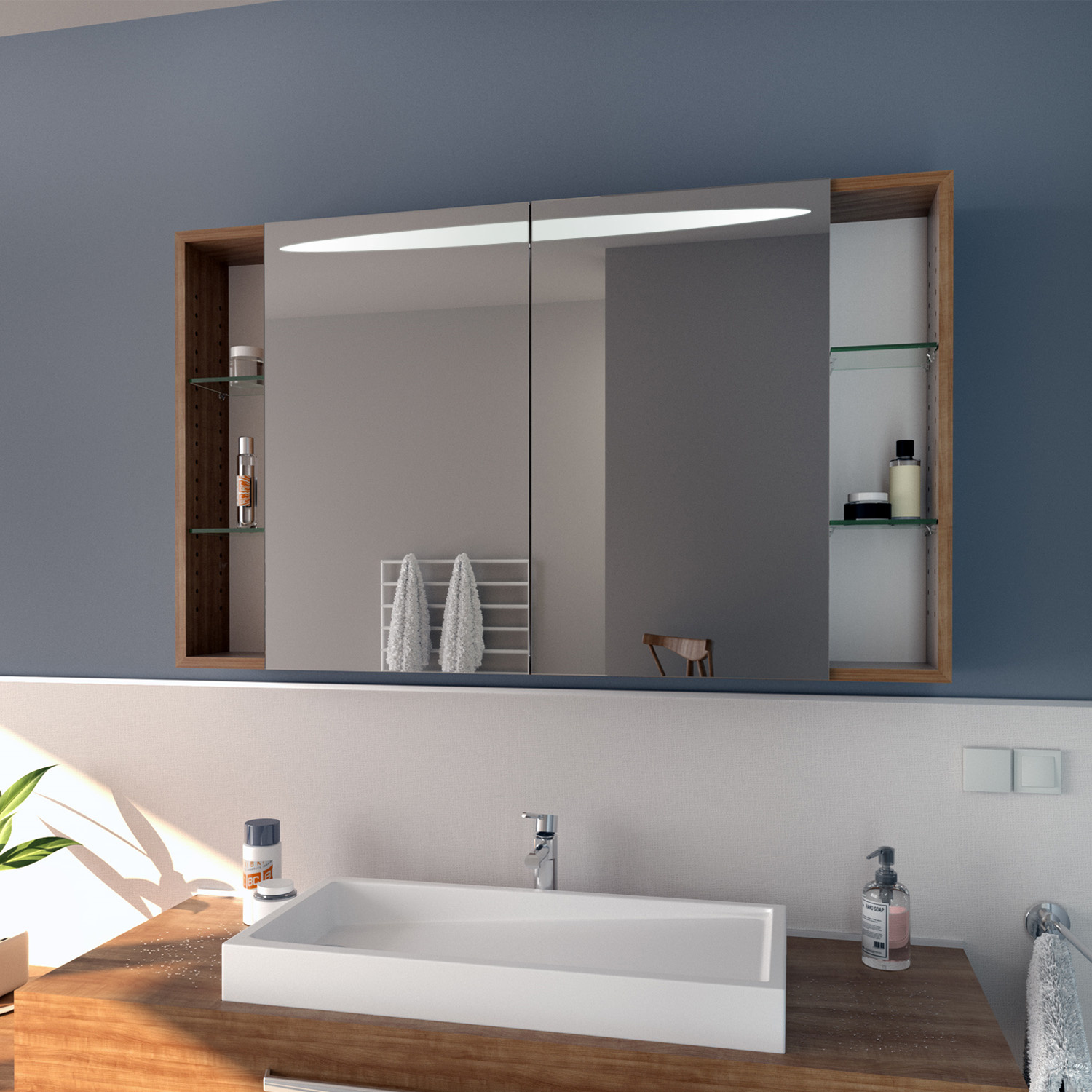 AALESUND LED-Spiegelschrank mit eingeschalteter Beleuchtung in seitlicher Perspektive, 1500x1500 mm, dreiteiliger Spiegelschrank mit Holzrahmen, seitlichen Ablagen mit Glasregalen und leuchtenden LED-Streifen in warmweiß, über weißem Doppelwaschtisch, mod