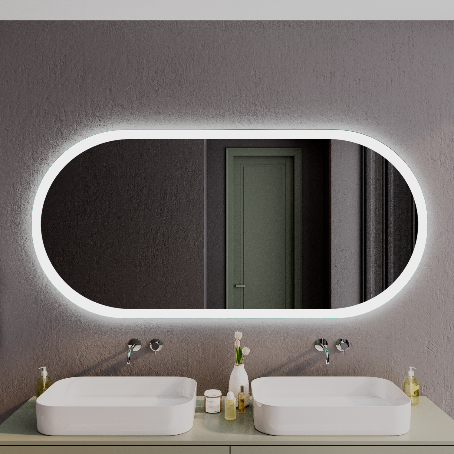 SETE OV40 ovaler LED-Badspiegel mit weißem Rahmen, 1500x1500 mm, eingeschaltete warmweiße Hintergrundbeleuchtung, über zwei weißen rechteckigen Aufsatzwaschbecken, wandmontierte Armaturen, modernes Bad mit dunkler Wand und Tür im Hintergrund