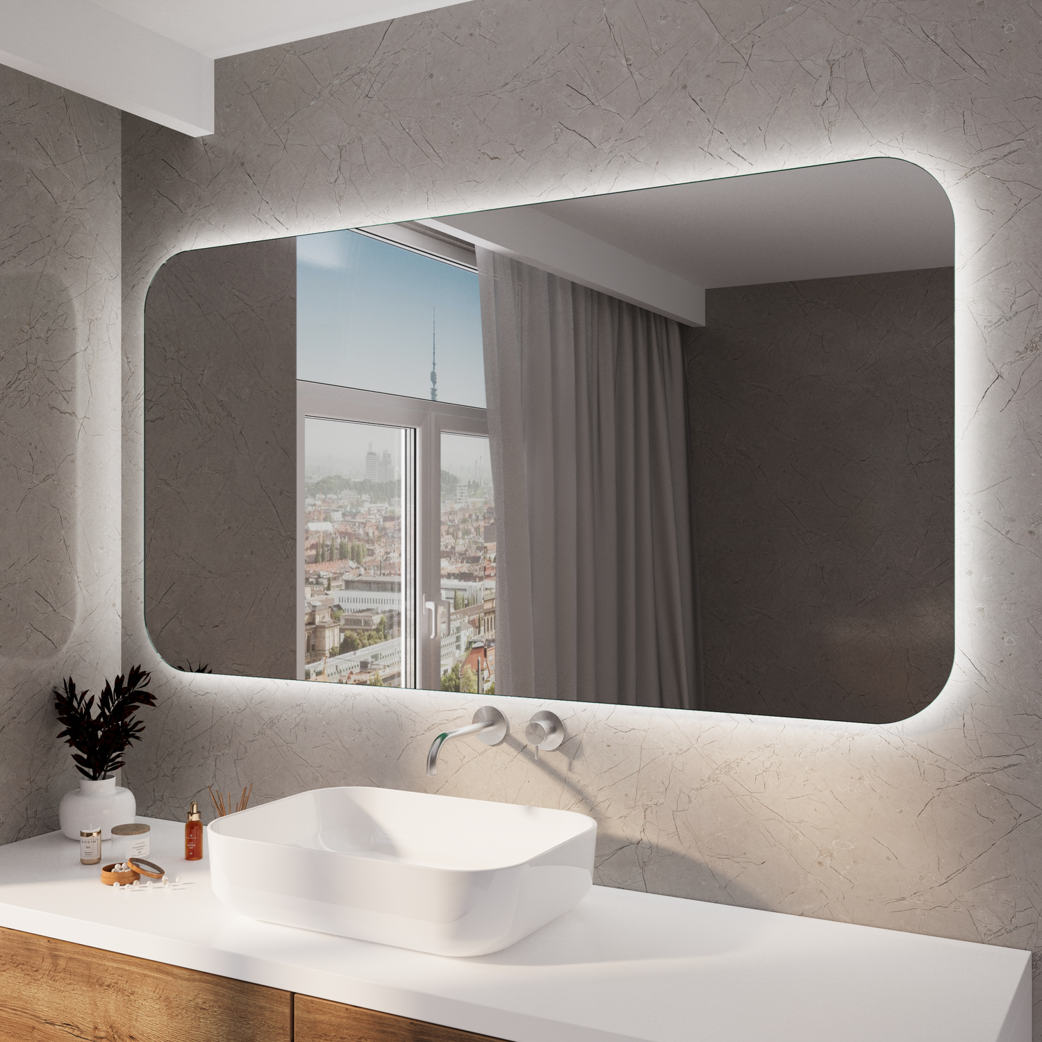 Badspiegel Modell Lambelle Rad mit abgerundeten Ecken und eingeschalteter LED-Beleuchtung, modernes Badezimmer mit Stadtblick durch großes Fenster.