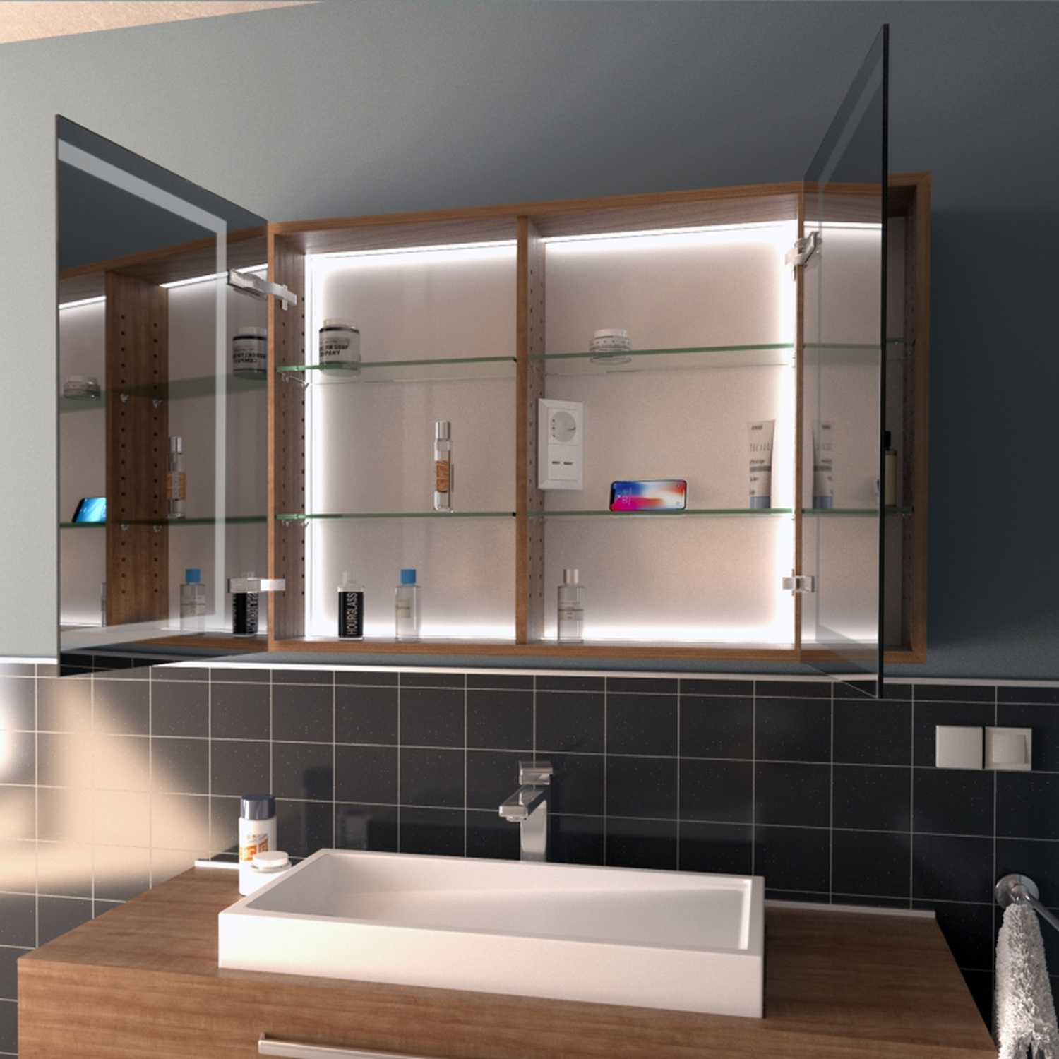 Spiegelschrank Modell Lund aus seitlichem Blickwinkel mit geöffneten Türen und eingeschalteter Innenbeleuchtung, Glasböden mit Pflegeprodukten über Waschbecken.