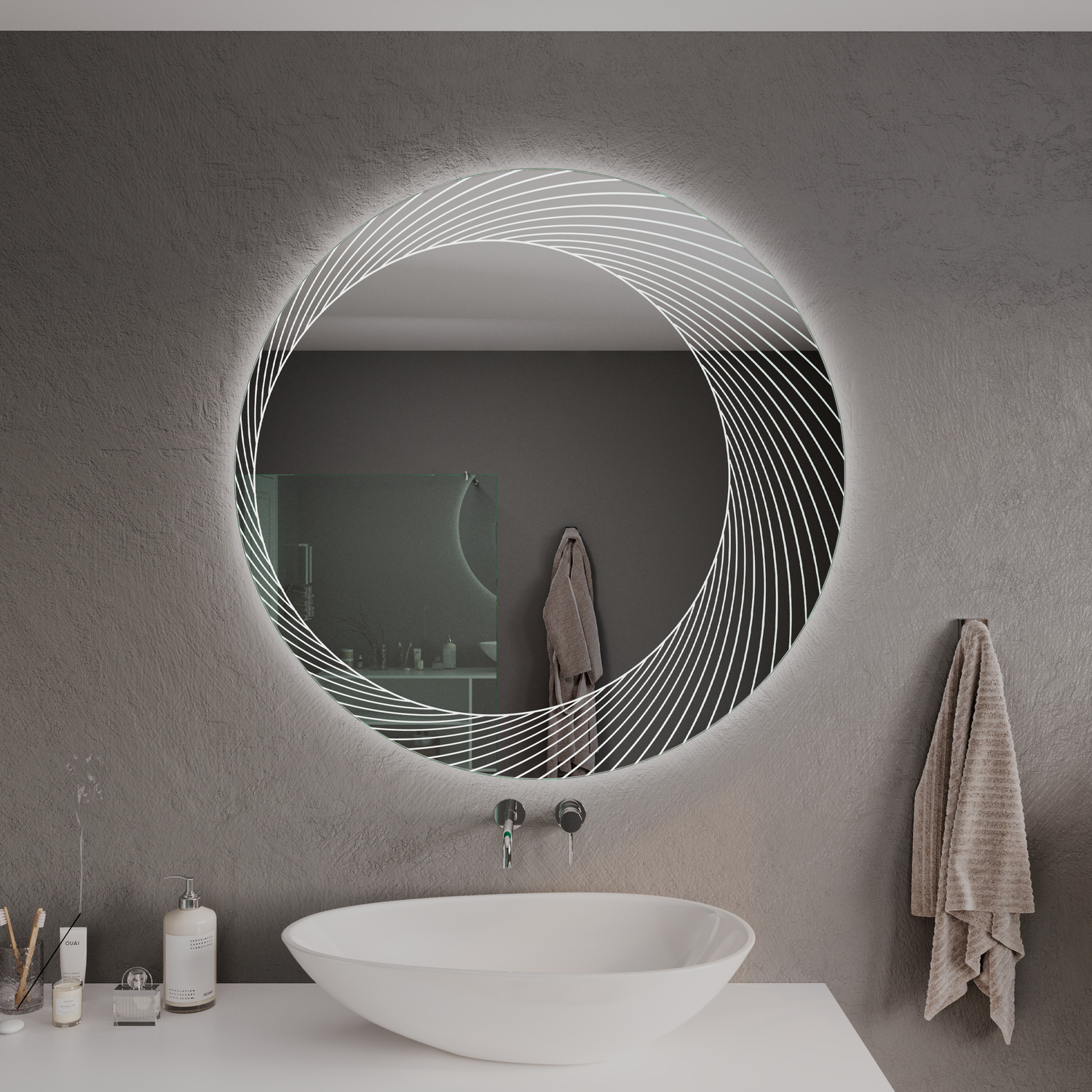LDR506 runder LED-Badspiegel mit eingeschalteter Beleuchtung, 1500x1500 mm, warmweißer Lichtrahmen, dekoratives diagonales Linienmuster, über weißem Waschtisch mit ovalem Aufsatzwaschbecken, Wandarmatur, dunkelgraue Betonoptik-Wand, Handtücher, Kerzen, mo