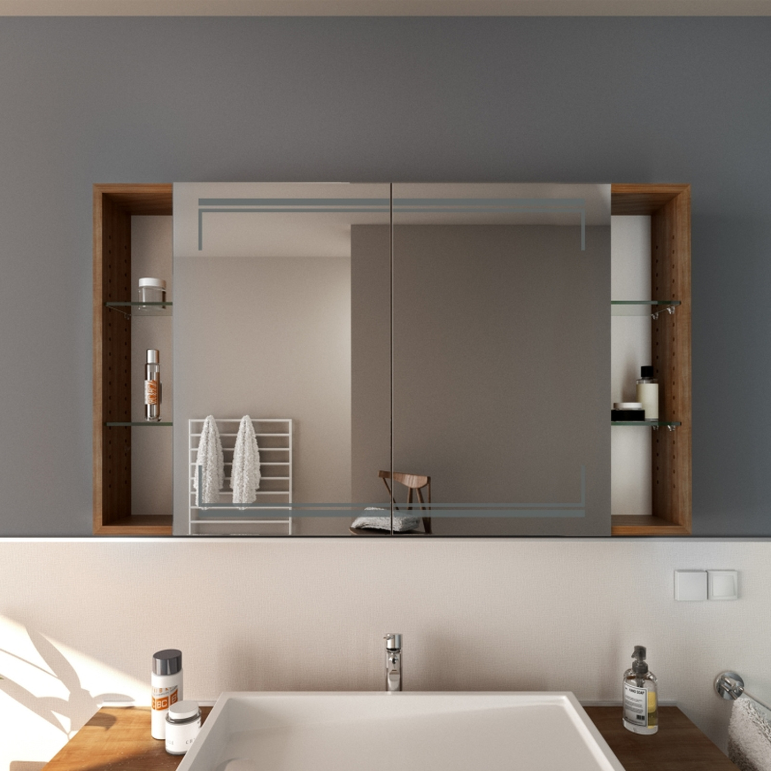 NARVIK Spiegelschrank mit zwei Spiegeltüren, 1500x1500 mm, Beleuchtung ausgeschaltet, seitliche offene Holzregale mit Aufbewahrung, über weißem Doppel-Waschtisch mit zwei Aufsatzwaschbecken, modernes Bad mit grauer Wand und LED-Unterbauleuchte