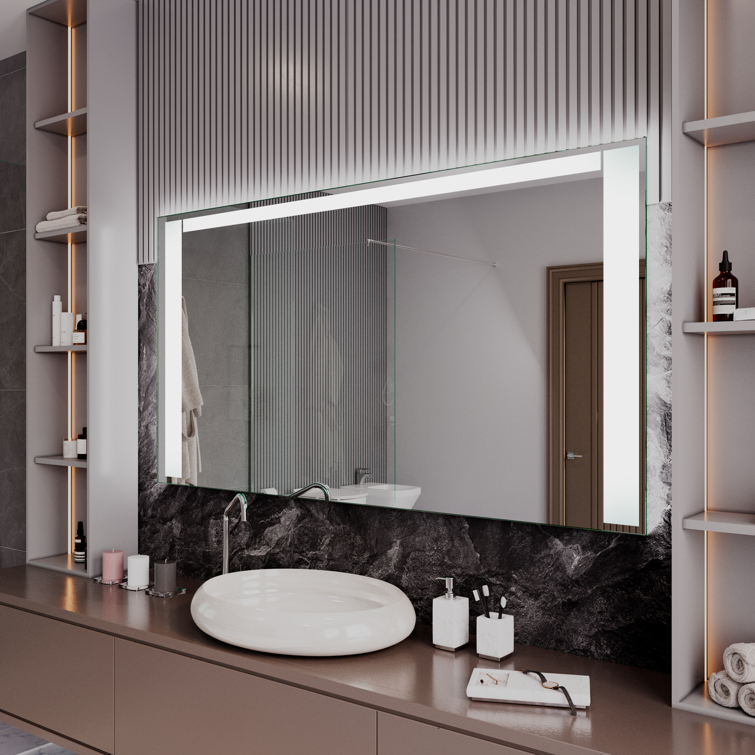 CHARTRES rechteckiger LED-Badspiegel mit eingeschalteter Beleuchtung, 1500x1500 mm, Seitenansicht leuchtend mit warmweißem Lichtrahmen, breiter weißer Rahmen, über schwarzem Marmor-Waschtisch mit weißem ovalem Aufsatzwaschbecken