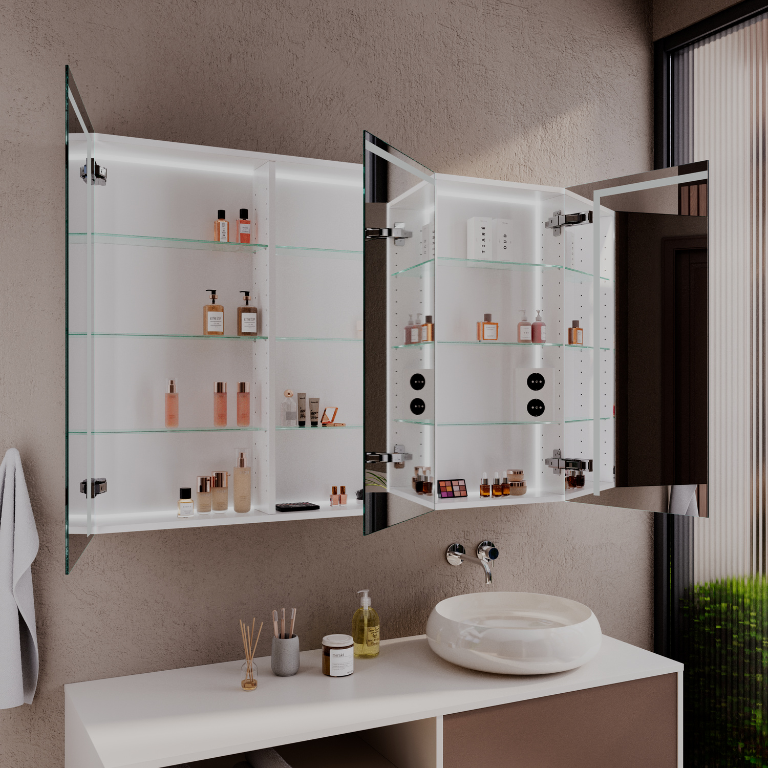 Spiegelschrank OSLO mit geöffneten Türen und beleuchteten Glasregalen, gefüllt mit Kosmetikprodukten, montiert über weißem Waschtisch mit goldfarbener Armatur, beige Wandgestaltung, modernes Badezimmer