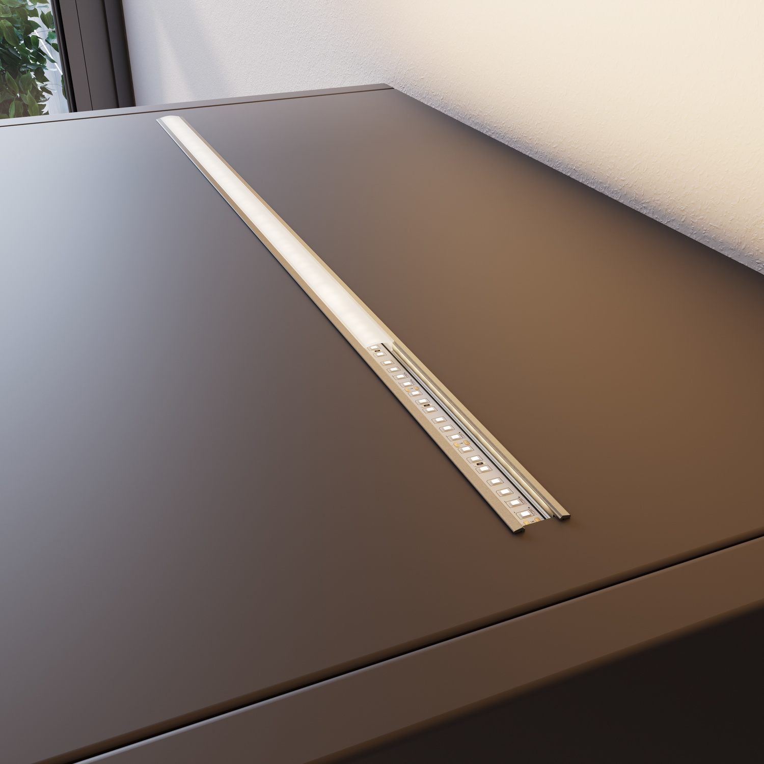 Detailansicht einer eingeschalteten warmweißen LED-Leiste im Aluminiumprofil mit teilweise geöffneter Diffusorabdeckung und sichtbaren LED-Modulen auf der Badmöbeloberfläche.
