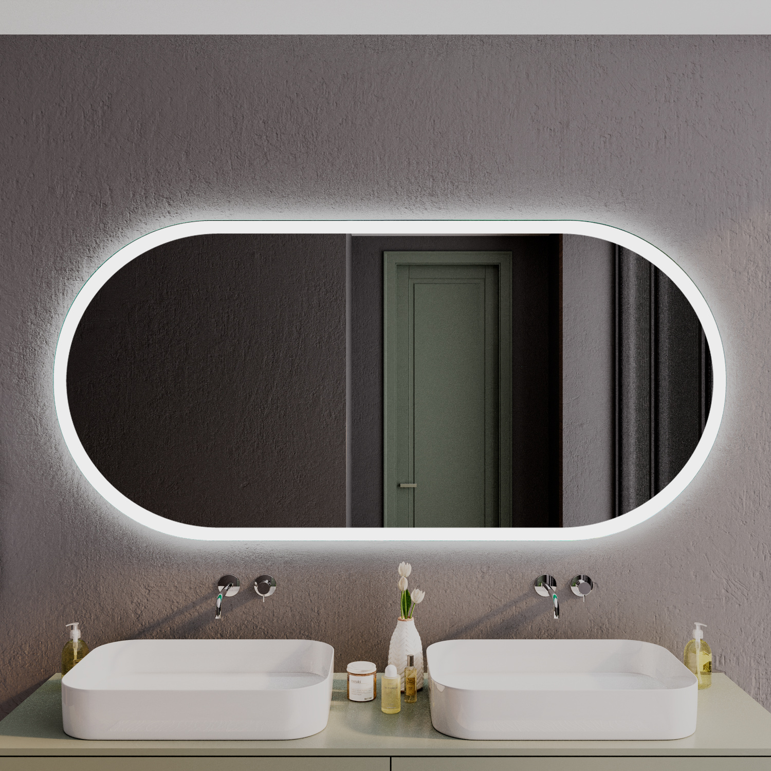 SETE OV30 ovaler LED-Badspiegel mit eingeschalteter Hintergrundbeleuchtung, 1500x1500 mm, abgerundete Ecken, warmweißer Lichtrahmen, über Doppelwaschtisch mit zwei rechteckigen Aufsatzwaschbecken, Wandarmaturen in Bronze, graue Betonoptik-Wand