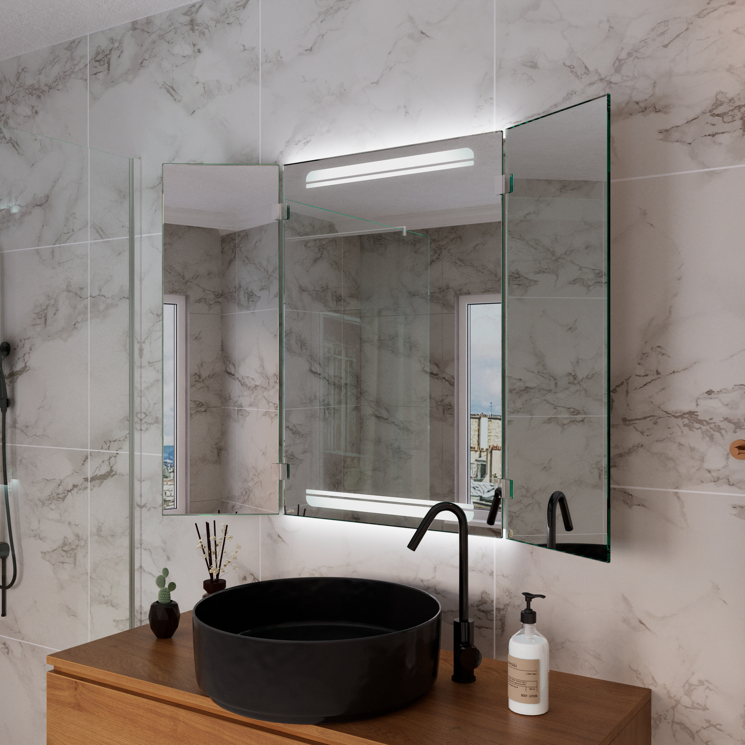 Curitibas dreiteiliger LED-Spiegelschrank mit eingeschaltetem warmweißem horizontalen Lichtstreifen, 1500x1500 mm, seitliche Ansicht, über schwarzem Aufsatzwaschbecken auf Holzwaschtisch, modernes Bad mit Marmorfliesen