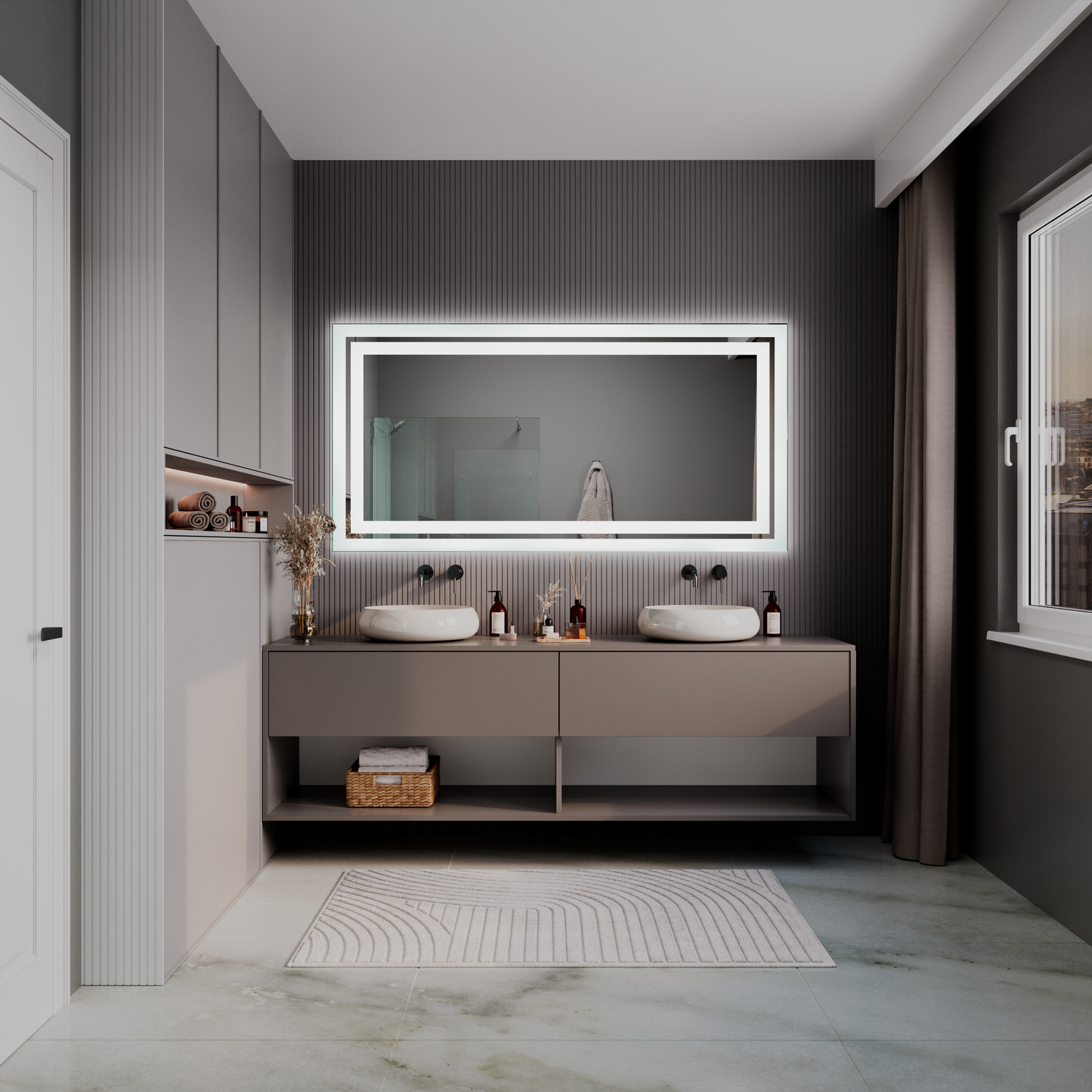 VIGEVANO rechteckiger LED-Badspiegel mit weißem Rahmen, 1500x1500 mm, eingeschaltete warmweiße LED-Beleuchtung leuchtend, über graubraunem schwebendem Doppelwaschtisch, schwarze Armaturen, offene Regale links, geriffelte Wand, modernes Bad