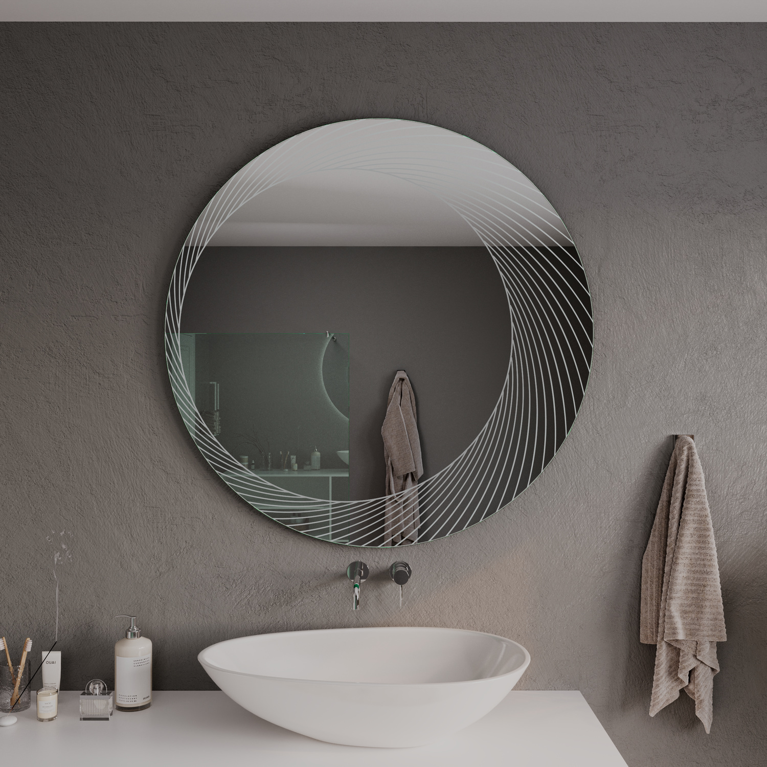 LDR506 runder LED-Badspiegel mit ausgeschalteter Beleuchtung, 1500x1500 mm, dekoratives diagonales Linienmuster, über weißem Waschtisch mit ovalem Aufsatzwaschbecken, Wandarmatur, dunkelgraue Betonoptik-Wand, Handtücher, Kerzen, modernes minimalistisches