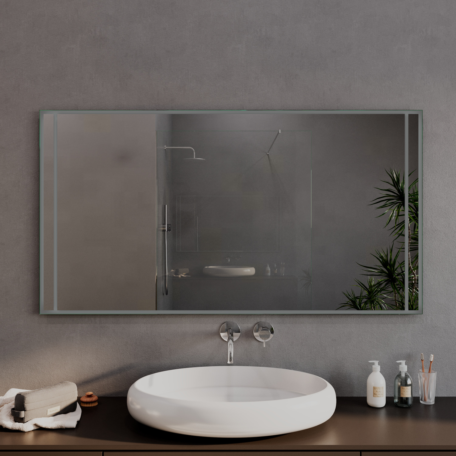 CALTANISSETTA rechteckiger LED-Spiegelschrank mit Seitenspiegeln und ausgeschalteter Beleuchtung, 1500x1500 mm, über zwei weißen ovalen Aufsatzwaschbecken auf beigem schwebendem Waschtisch, luxuriöses Bad mit grauer Wand, Fenstern mit Stadtblick und WC