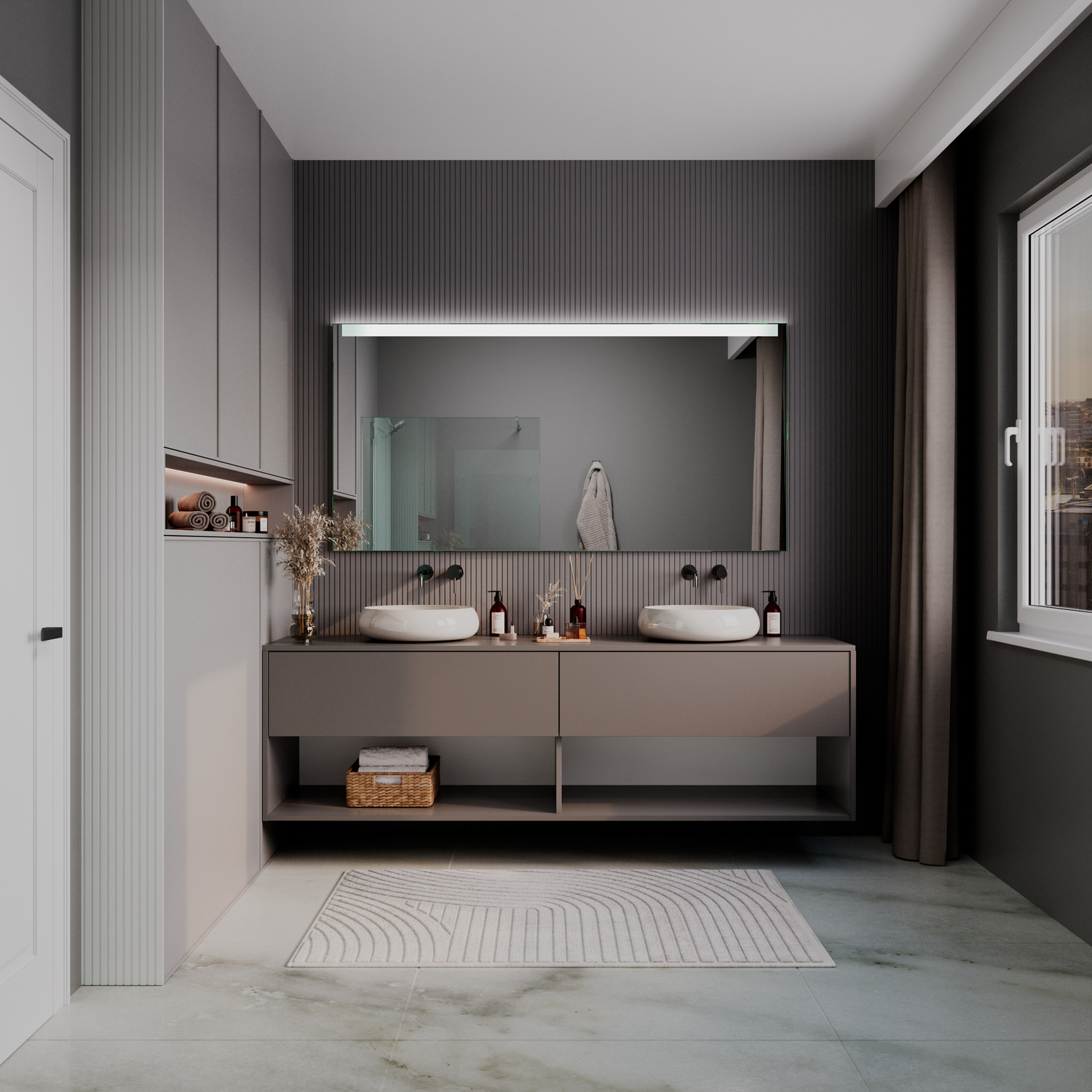 Vence LED-Badspiegel eingeschaltet, 1500x1500 mm, rechteckiger Spiegel mit warmweißer oberer LED-Beleuchtung in silbernem Rahmen über schwebendem Doppelwaschtisch, weiße ovale Aufsatzwaschbecken, dunkelgraue geriffelte Wände, offenes Regal, weißer Teppich