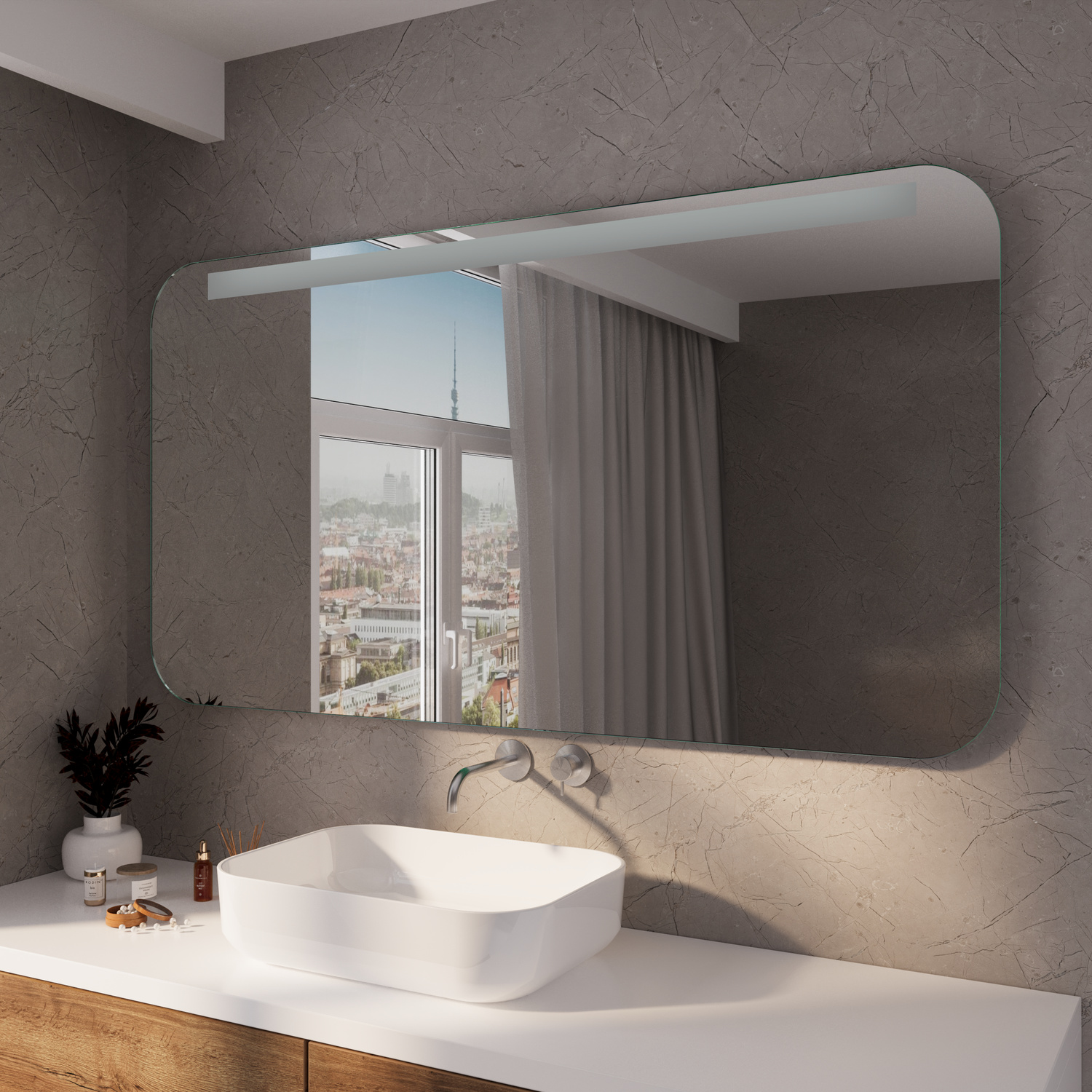 LYON RAD rechteckiger LED-Badspiegel mit eingeschalteter Beleuchtung, 1500x1500 mm, leuchtend mit warmweißem Lichtstreifen oben, abgerundete Ecken, zentral über weißem Aufsatzwaschbecken, modernes Bad mit grauer Wand und Fenster mit Stadtblick