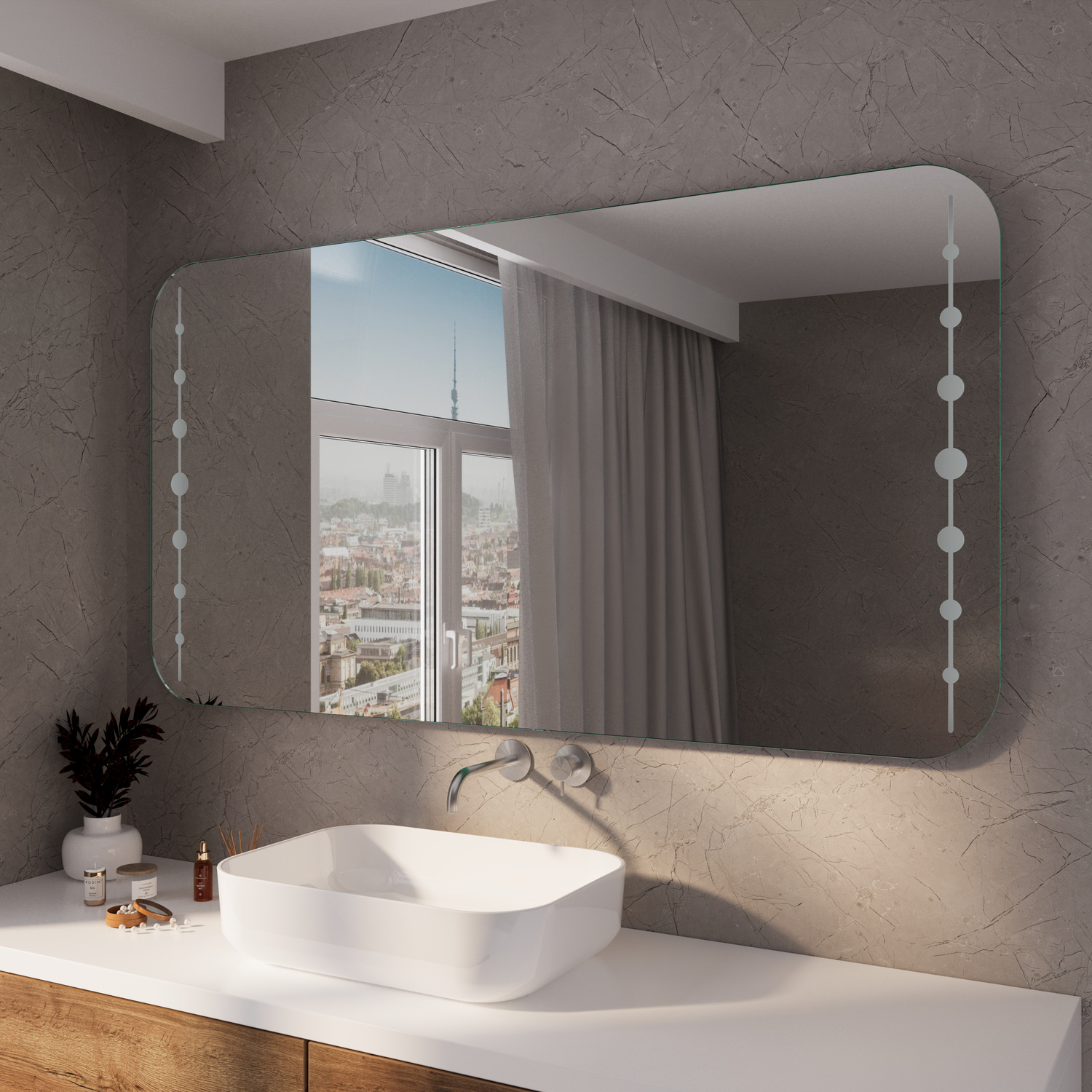 BATALHA RAD LED-Badspiegel mit abgerundeten Ecken und Niet-Optik, 1500x1500 mm, Beleuchtung ausgeschaltet, über weißem Waschtisch mit rundem Aufsatzwaschbecken, Holzunterschrank, modernes Bad mit grauer Betonoptik-Wand und großem Fenster mit Stadtblick