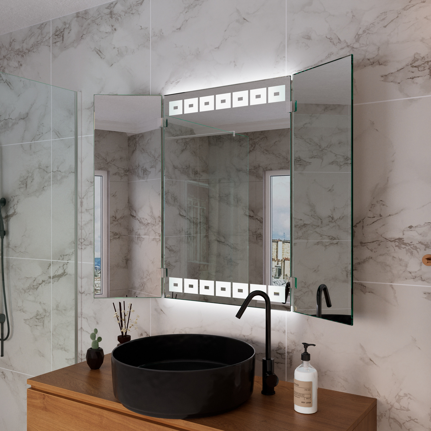 Avignas Spiegelschrank mit drei Flügeltüren, 1500x1500 mm, Seitenansicht mit eingeschalteten LED-Spots oben und unten, geschlossene Spiegeltüren, über schwarzem Waschbecken auf Holzplatte, elegantes Marmorbad