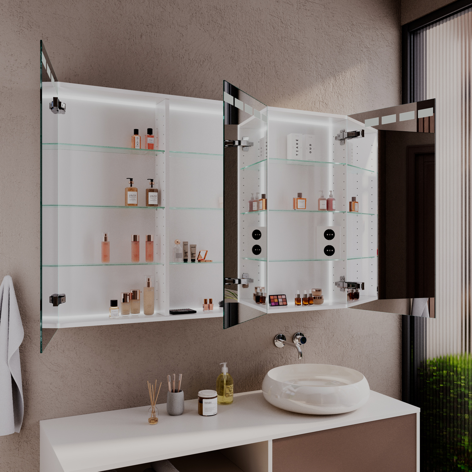 ROSKILDE LED-Spiegelschrank mit eingeschalteter Beleuchtung, 1500x1500 mm, drei Türen geöffnet mit integrierten Glasregalen und Produkten, über weißem Waschtisch mit rundem Aufsatzwaschbecken, beige-rosa Wand, moderne Armaturen, Pflanzen, elegantes Bad