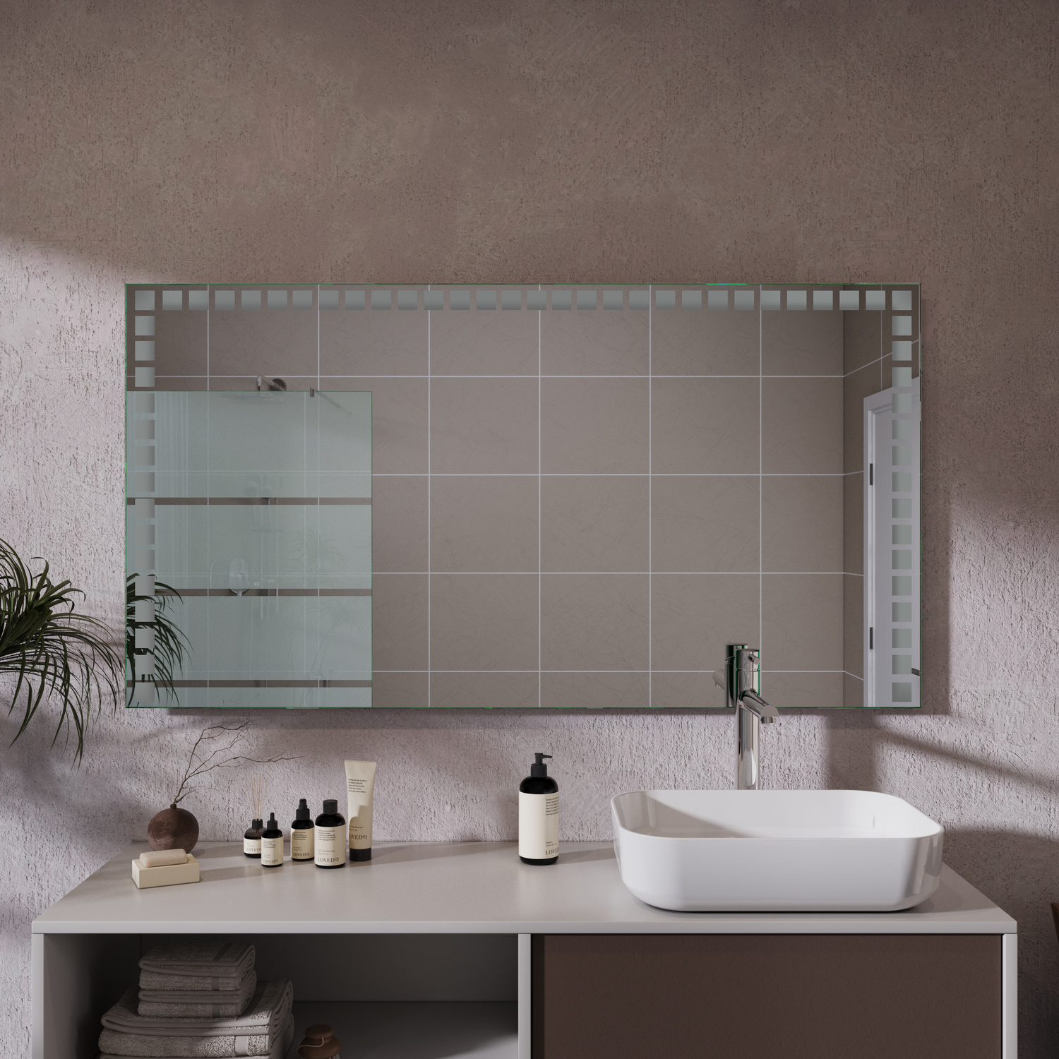 Villeurs rechteckiger Wandspiegel mit dekorativem Mosaikrahmen, 1500x1500 mm, ausgeschaltet, kleine Spiegelelemente als Rahmen, montiert über weißem Waschtisch mit Aufsatzwaschbecken, modernes Bad mit beiger Wand