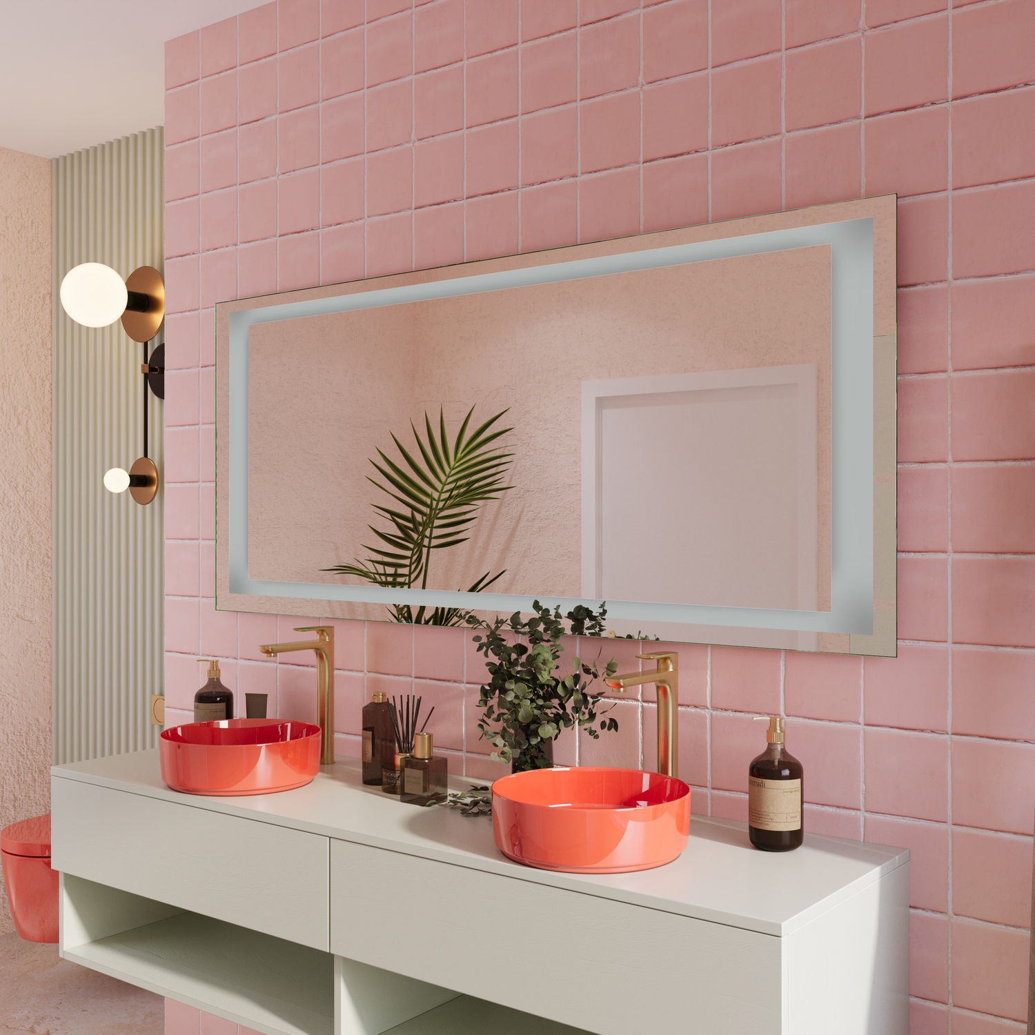 VARESE LED-Badspiegel seitliche Ansicht mit breitem weißem Rahmen, 1500x1500 mm, Beleuchtung ausgeschaltet, über weißem schwebendem Waschtisch mit korallroten Waschbecken, rosa geflieste Wand, goldene Wandleuchte, Palme, farbenfrohes modernes Baddesign