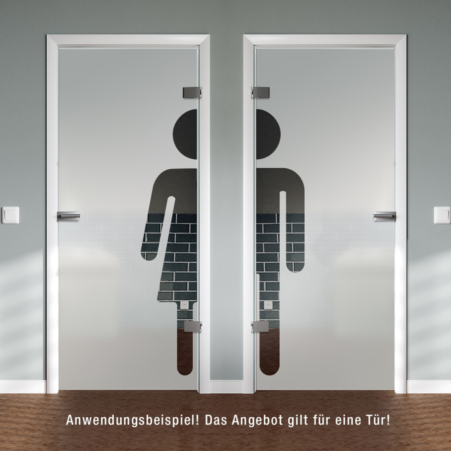 Glastür Signo F mit satiniertem Glas und rechteckigem Edelstahlgriff, Frontansicht, Person im Hintergrund sichtbar als Silhouette, Holzboden, weiße Wand, Anwendungsbeispiel für eine Tür, modernes minimalistisches Design