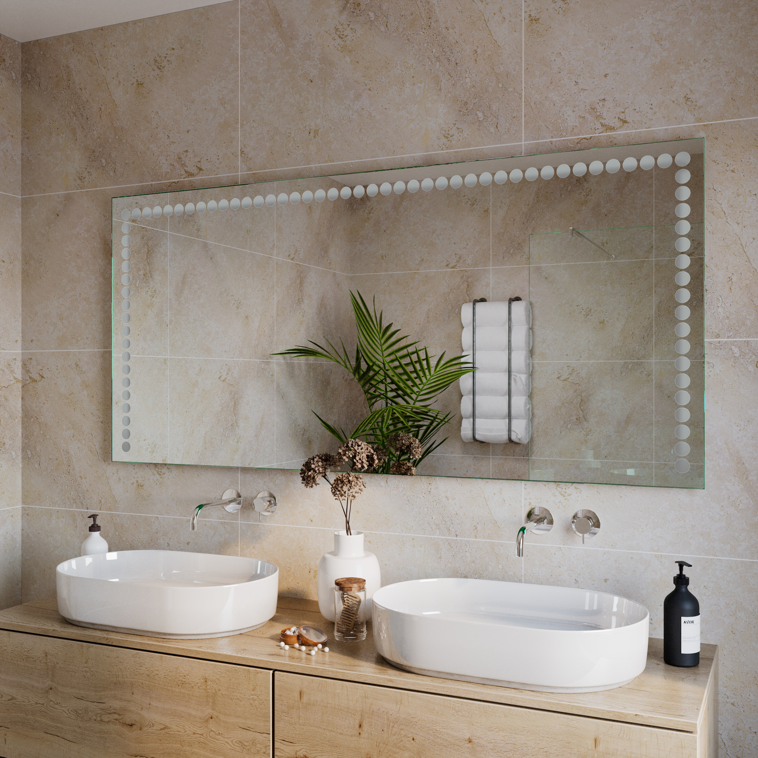 FLERS LED-Badspiegel in Seitenansicht mit ausgeschalteter Beleuchtung, 1500x1500 mm, LED-Punktbeleuchtung rundum als Rahmen, über Holz-Doppelwaschtisch mit zwei ovalen Aufsatzwaschbecken, Wandarmaturen in Bronze, beige Natursteinfliesen, Grünpflanze