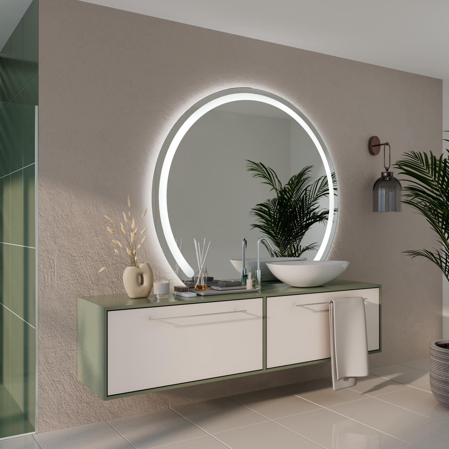 AZOR C1 runder LED-Wandspiegel mit eingeschalteter Hintergrundbeleuchtung, 1500x1500 mm, Seitenansicht mit leuchtendem C-förmigen warmweißen LED-Lichtband, montiert über schwebendem Waschtisch mit weißen Fronten, modernes Badezimmer mit beiger Wand und gr