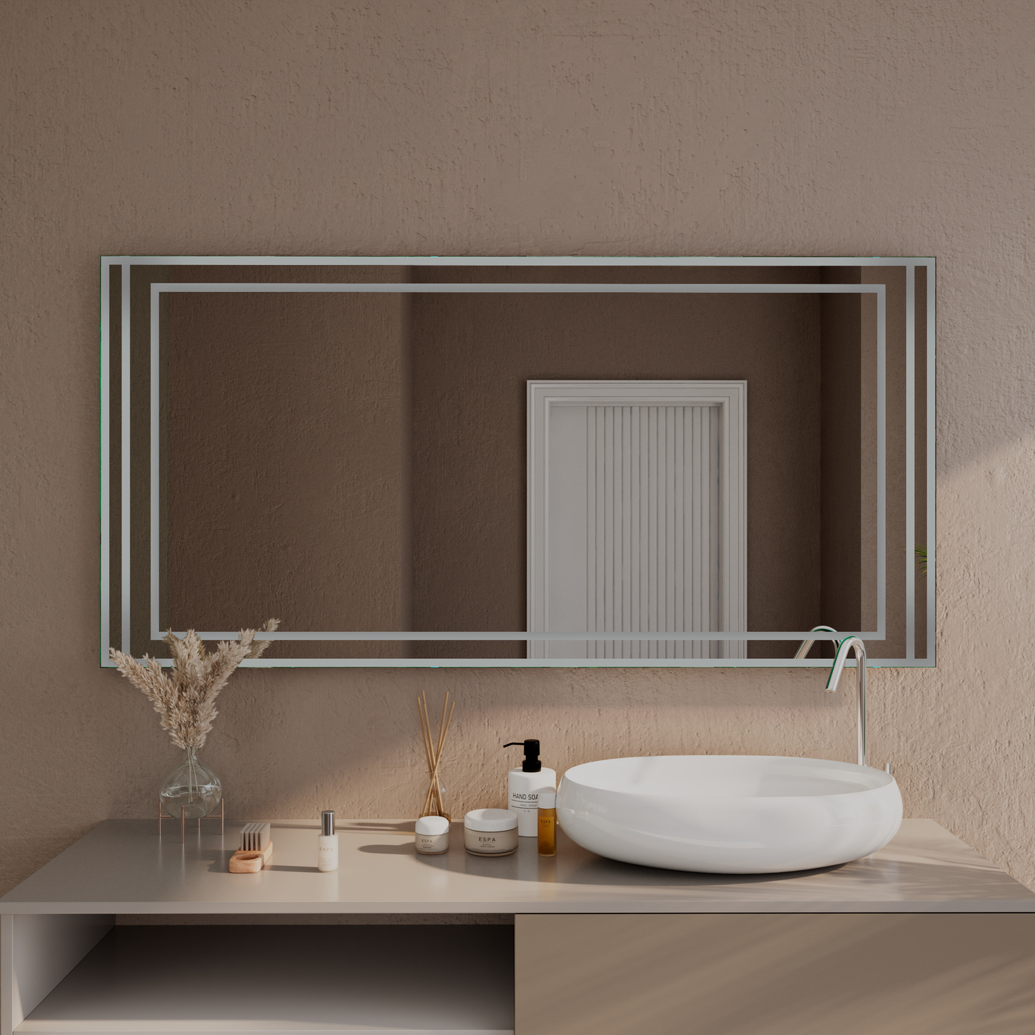 CERIGNOLA LED-Badspiegel mit ausgeschalteter Beleuchtung, 1500x1500 mm, dreifacher silberner Rahmen, über beigem Waschtisch mit weißem rundem Aufsatzwaschbecken, modernes Bad mit beiger Wand und minimalistischer Dekoration