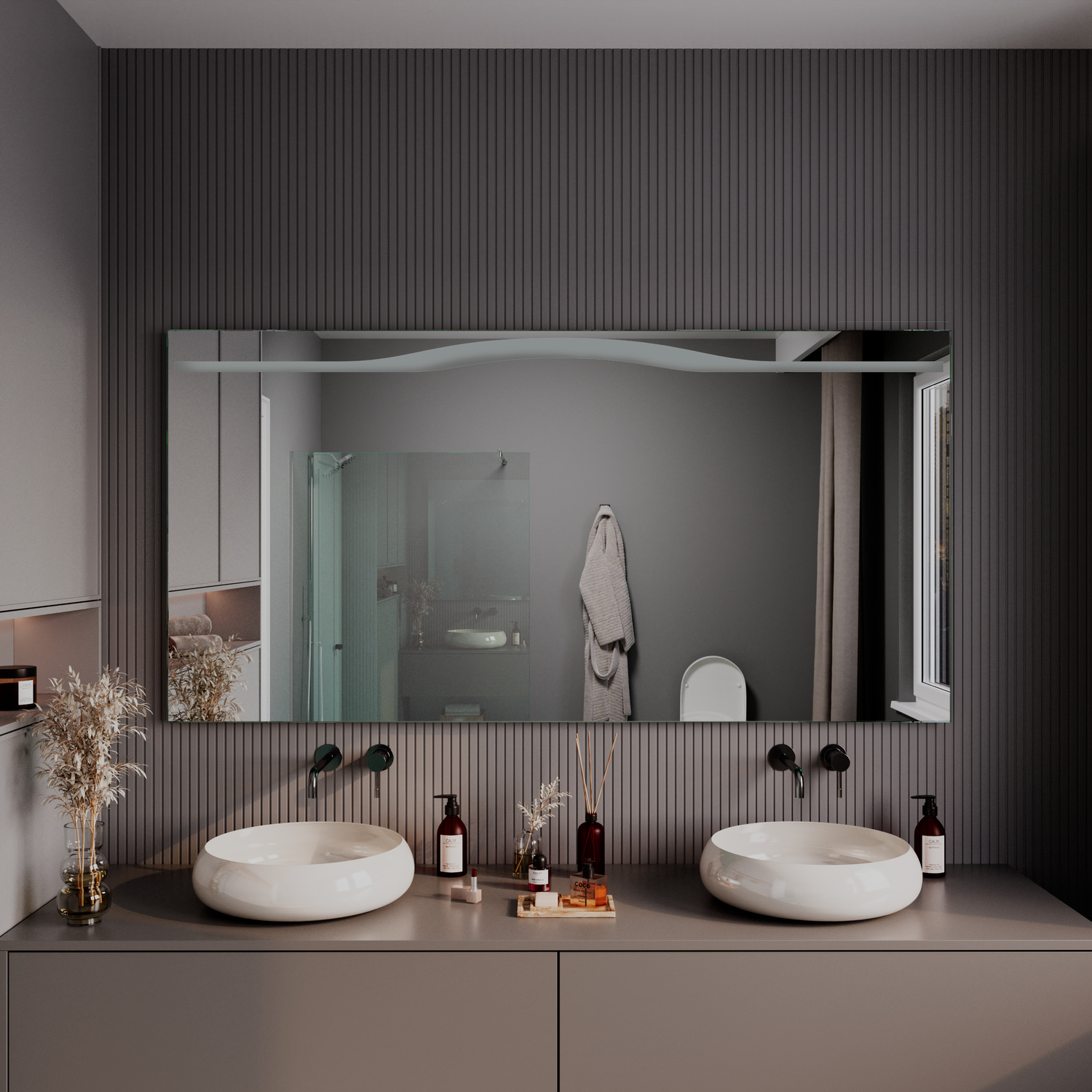 BARCA LED-Badspiegel mit ausgeschalteter Beleuchtung, 1500x1500 mm, rechteckig mit abgerundeten Ecken und seitlichen vertikalen LED-Streifen, über zwei weißen ovalen Aufsatzwaschbecken auf grauem Waschtisch, dunkle geriffelte Wand, schwarze Armaturen