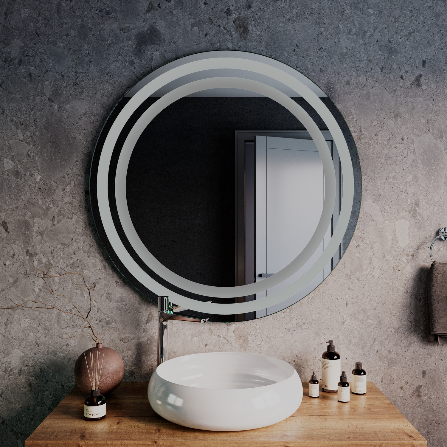 AMOR runder LED-Kosmetikspiegel mit ausgeschalteter Beleuchtung, 1500x1500 mm, freistehend auf Holzwaschtisch mit weißem rundem Aufsatzwaschbecken, modernes Bad mit dunkelgrauer Betonwand und minimalistischer Deko