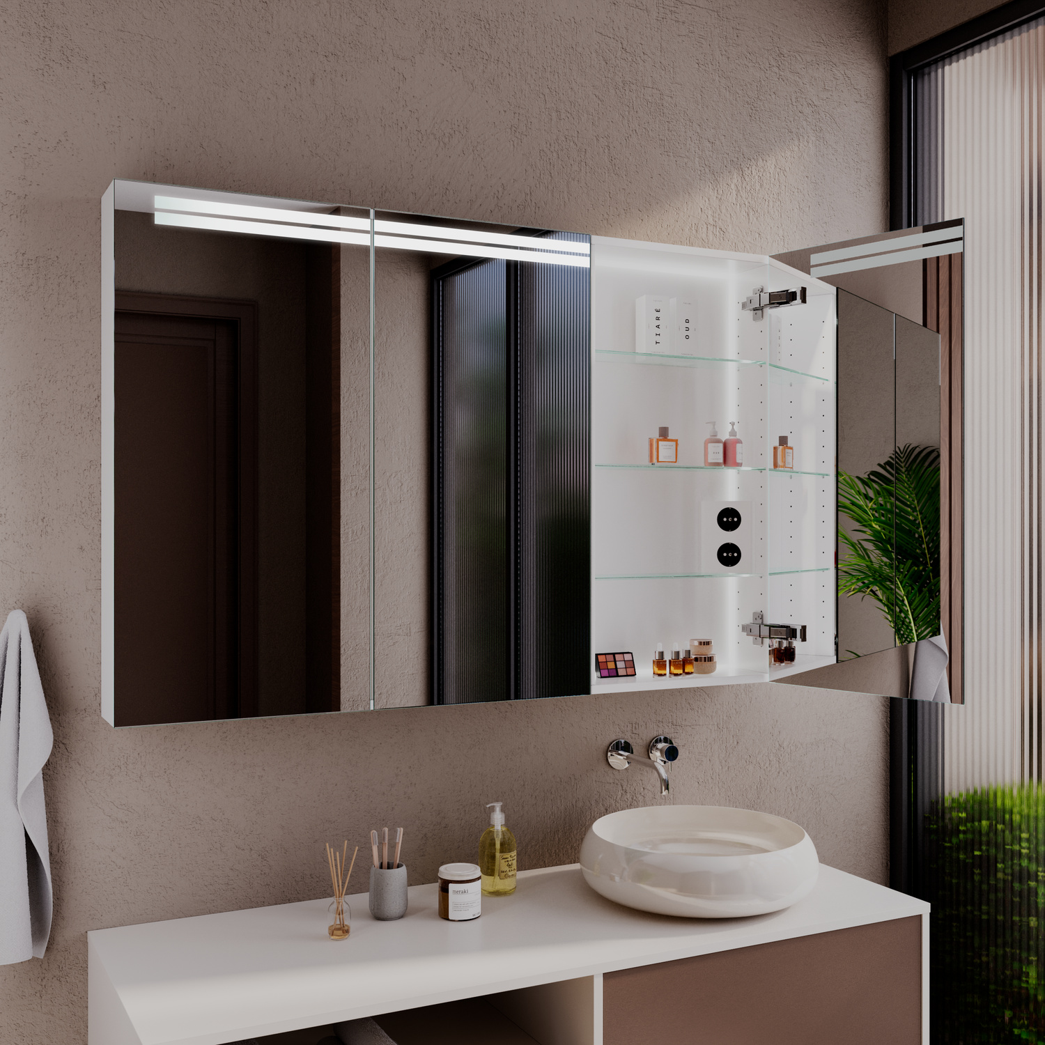 AALBORG rechteckiger LED-Spiegelschrank mit eingeschalteter Beleuchtung, 1500x1500 mm, leuchtend mit warmweißem Lichtstreifen oben, über weißem Waschtisch mit Aufsatzwaschbecken, modernes Bad mit beiger Wand, Grünpflanze und Wandregal mit Deko