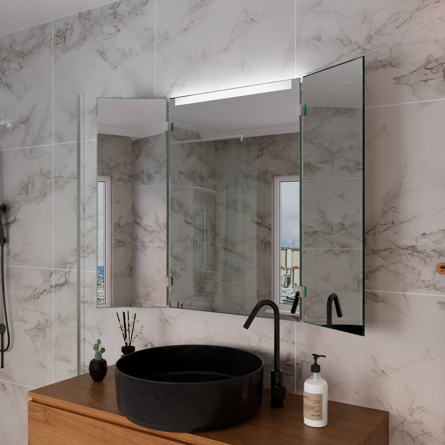 Vencim Badspiegel mit seitlichen Flügeln und eingeschalteter LED-Beleuchtung, 1500x1500 mm, leuchtende horizontale Lichtleiste oben, über schwarzem rundem Aufsatzwaschbecken auf Holzwaschtisch, modernes Bad mit Marmoroptik-Fliesen