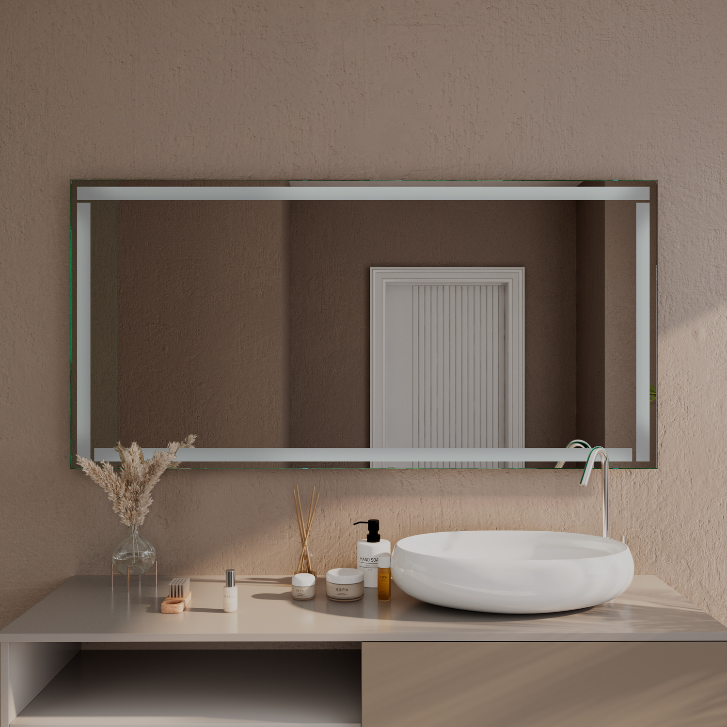 GELA rechteckiger LED-Badspiegel mit silbernem Metallrahmen und ausgeschalteter Beleuchtung, 1500x1500 mm, über zweifarbigem Waschtisch mit großem weißem rundem Aufsatzwaschbecken, schwarze Armatur, beige-braune Wand, minimalistisches Bad, Frontalansicht