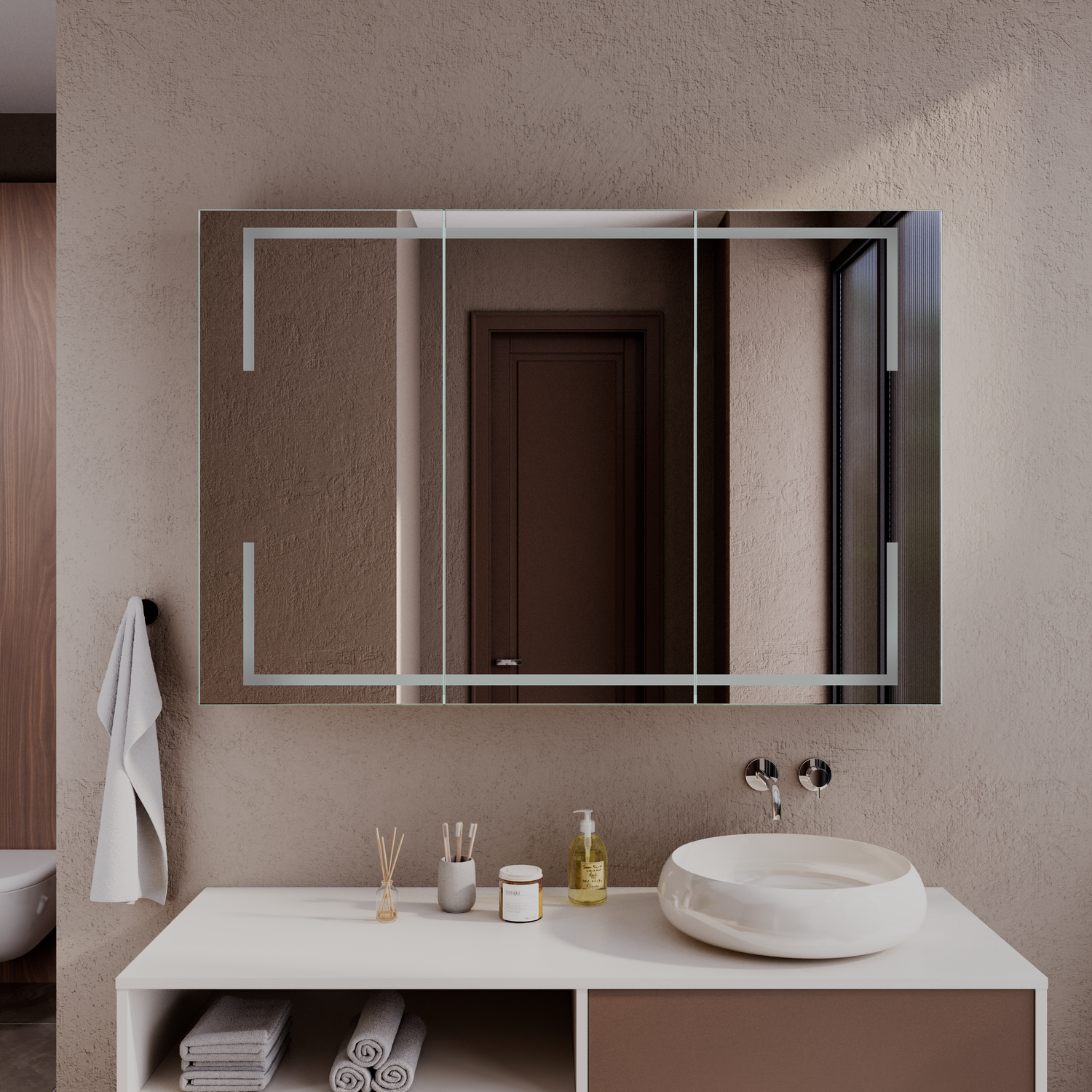 Spiegelschrank LARVIK ohne Beleuchtung, Nahaufnahme, zwei Spiegeltüren mit L-förmigen LED-Leisten ausgeschaltet, über weißem Waschtisch mit offenem Regalfach, goldfarbene Wandarmatur, weißes Waschbecken, beige Wand, modern