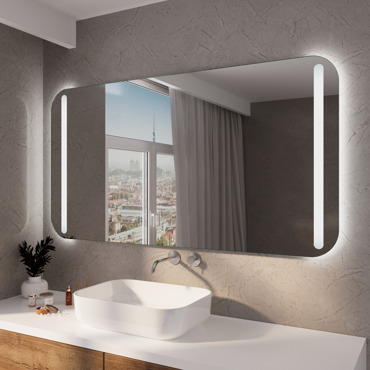 LE HAVRE RAD rechteckiger LED-Badspiegel mit eingeschalteter Beleuchtung, 1500x1500 mm, leuchtend mit warmweißem Lichtrahmen, abgerundete Ecken, über weißem rundem Aufsatzwaschbecken, modernes Bad mit dunkelgrauer Wand und Stadtblick