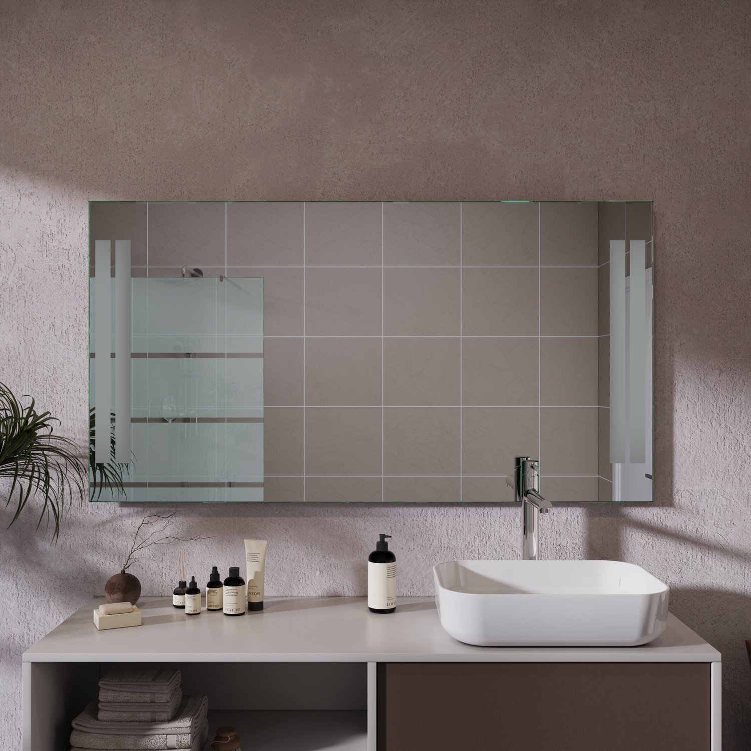 Cala Millor rechteckiger LED-Badspiegel mit ausgeschalteter Beleuchtung, 1500x1500 mm, frontale Ansicht, über weißem Aufsatzwaschbecken auf Waschtisch mit offenem Regalfach und brauner Schublade, modernes Bad mit Fliesen