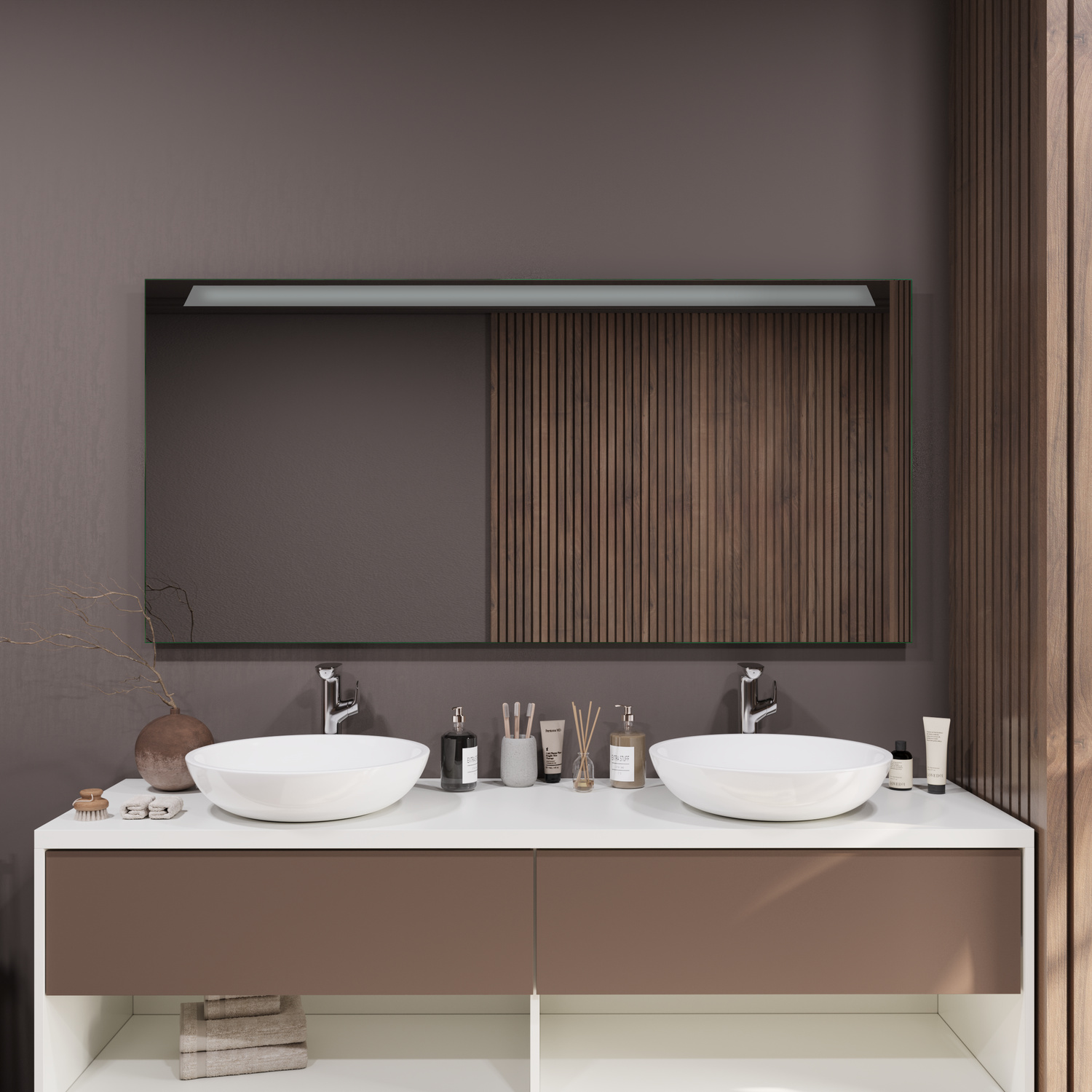 CALELLA LED-Badspiegel mit ausgeschalteter Beleuchtung, 1500x1500 mm, rechteckig mit oberer LED-Leiste, über weißem ovalem Aufsatzwaschbecken auf dunklem Waschtisch, schwarze Marmor-Rückwand, schwarze Armatur, luxuriöses Bad mit Holzvertäfelung