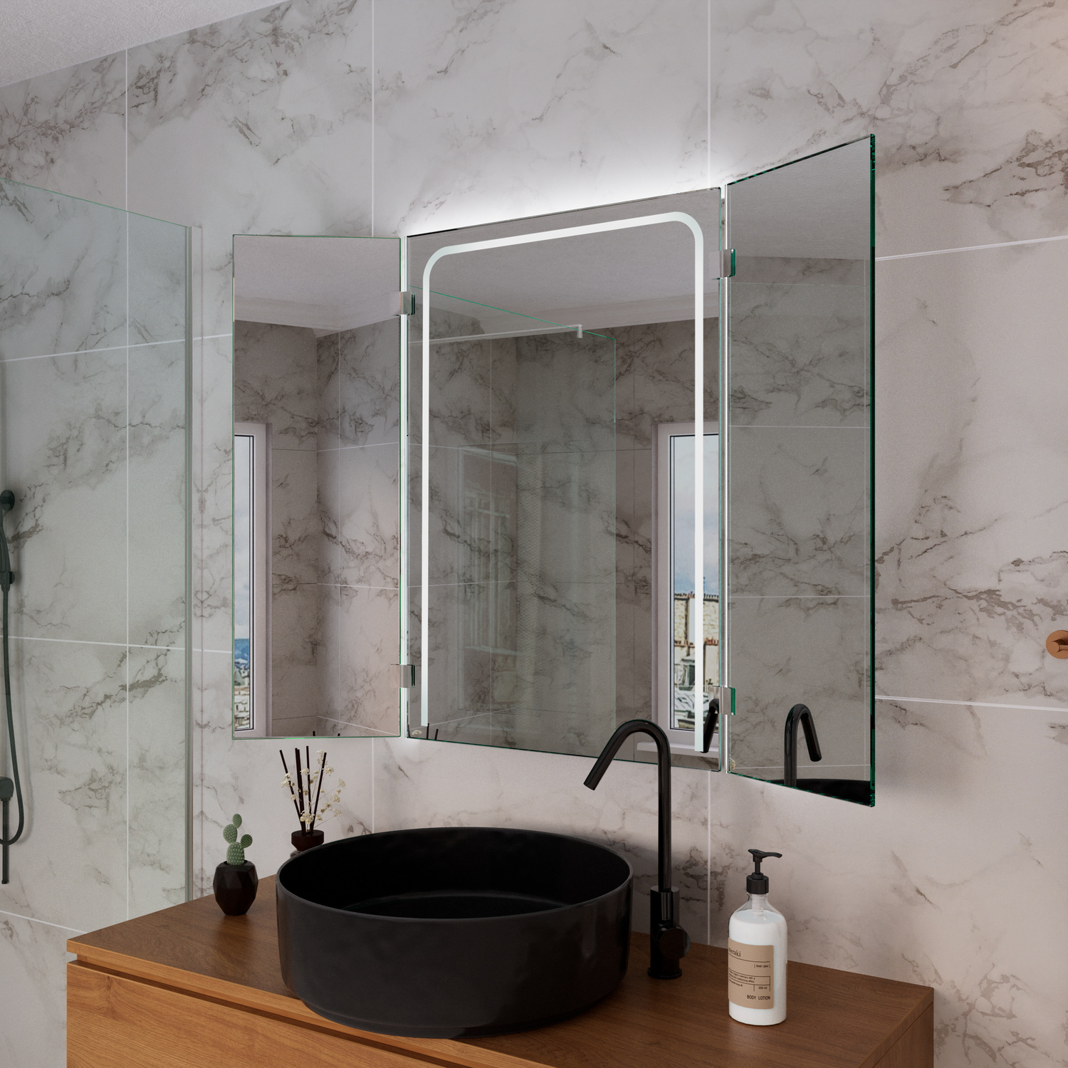 Sinas Badspiegel mit seitlichen Flügeln und eingeschalteter LED-Beleuchtung, 1500x1500 mm, leuchtender Lichtrahmen mit abgerundeten Ecken, über schwarzem rundem Aufsatzwaschbecken auf Holzwaschtisch, modernes Bad mit Marmoroptik-Fliesen