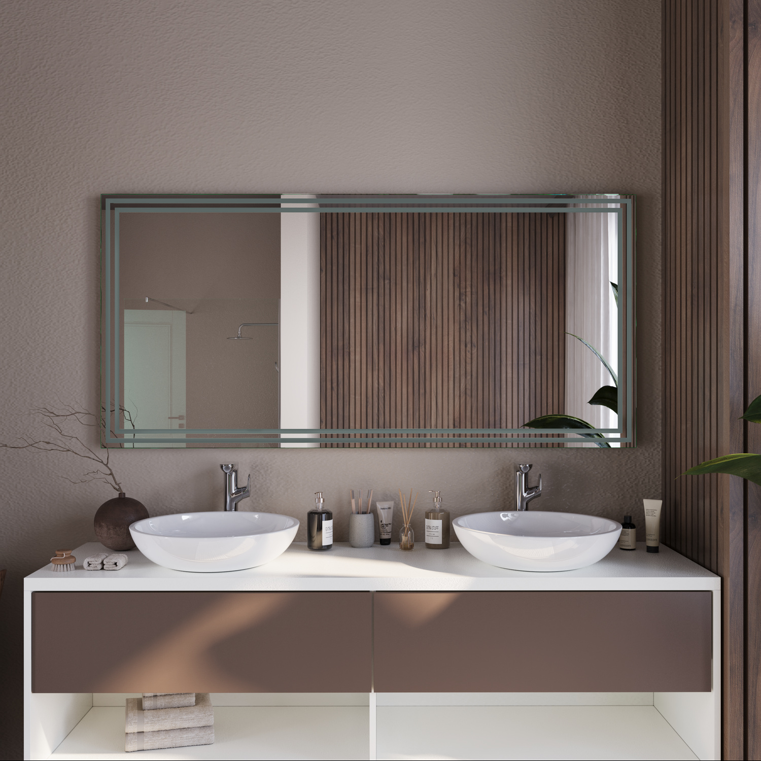 Rodez rechteckiger Doppelspiegel ohne Beleuchtung, 1500x1500 mm, ausgeschalteter Zustand, horizontale Anordnung über Doppelwaschtisch mit zwei weißen runden Aufsatzwaschbecken, modernes Badezimmer mit braunen Wänden und vertikalen Holzlamellen, weißer Wa