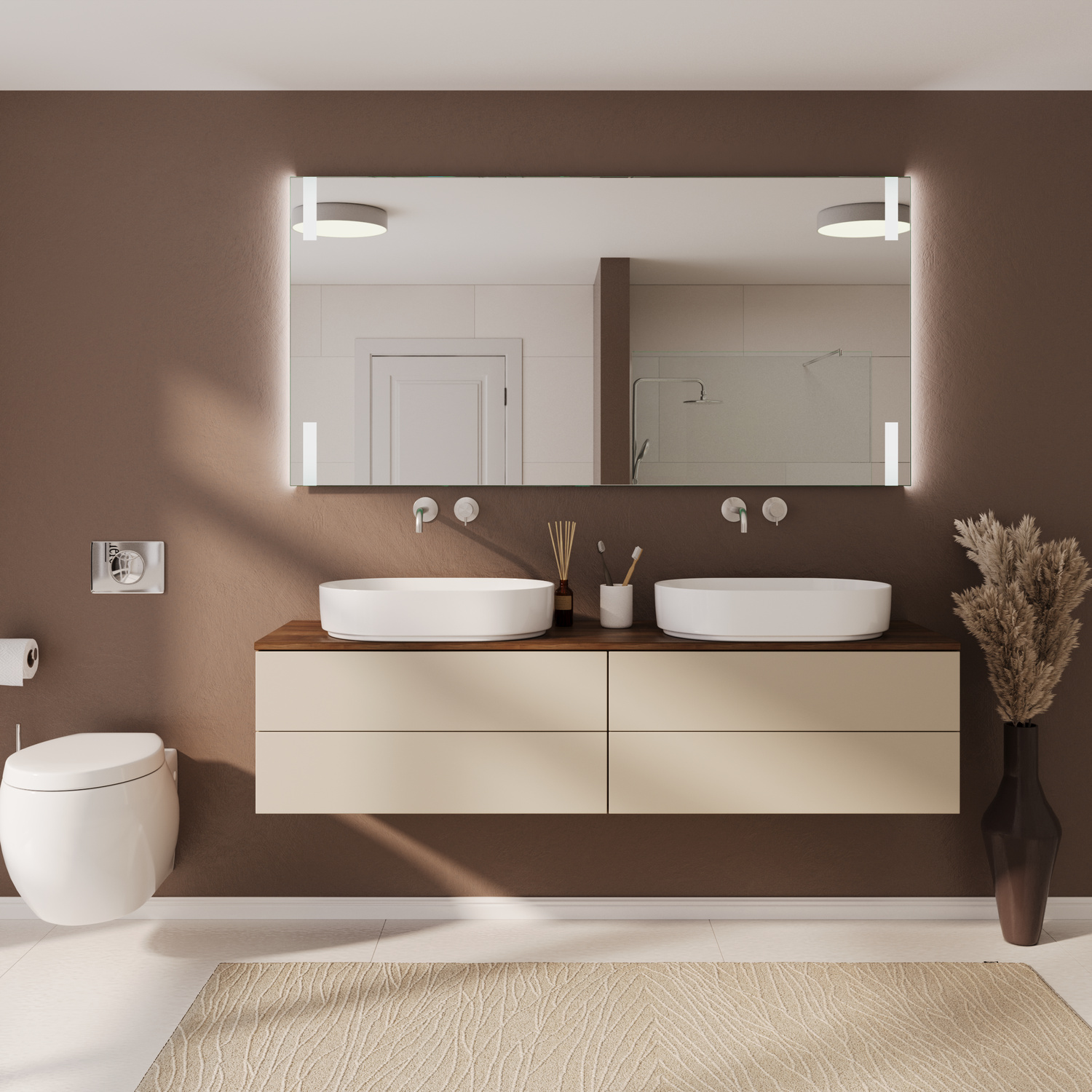 PITYUSEN Doppel-Badspiegel mit eingeschalteter LED-Beleuchtung, 1500x1500 mm, warmweißer Lichtrahmen oben und unten leuchtend, über zwei weißen ovalen Waschbecken auf hellem schwebenden Waschtisch, braune Wand, WC links, Pampasgras, modernes Bad