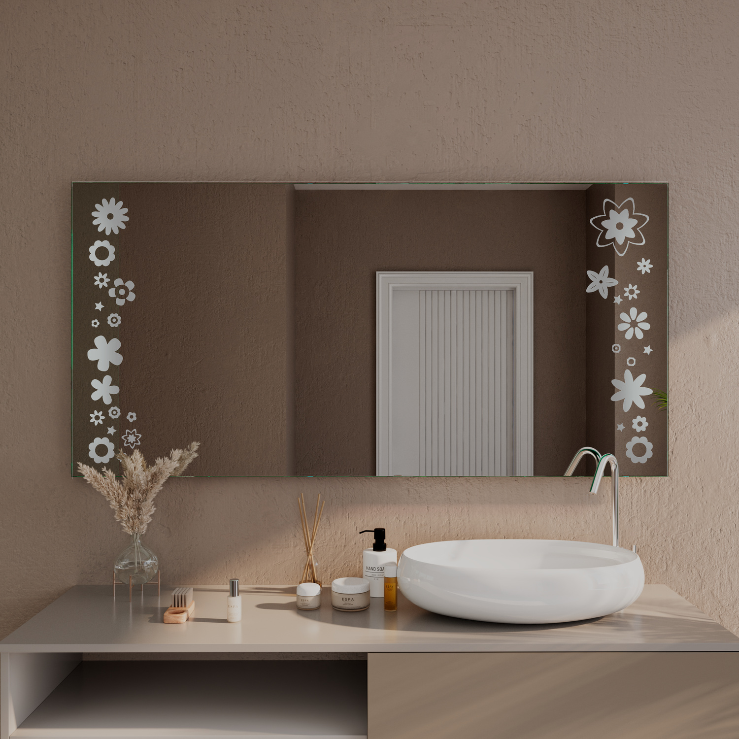 PARMA Badspiegel ohne Beleuchtung, 1500x1500 mm, ausgeschaltete LED-Blumendekoration an beiden Seiten, über weißem ovalem Waschbecken auf hellem Waschtisch, dunkelbraune Wand, moderne Vase mit Pampasgras, elegantes Baddesign