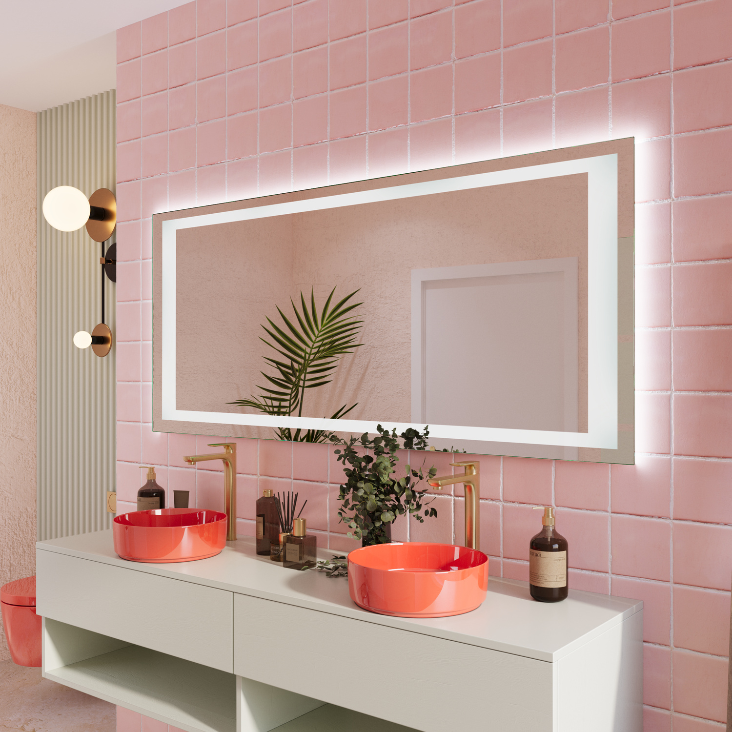 VARESE LED-Badspiegel seitliche Ansicht mit breitem weißem Rahmen, 1500x1500 mm, eingeschaltete warmweiße LED-Beleuchtung im Rahmen leuchtend, über weißem Waschtisch mit korallroten Waschbecken, rosa Fliesen, goldene Leuchte, Palme, farbenfrohes Bad