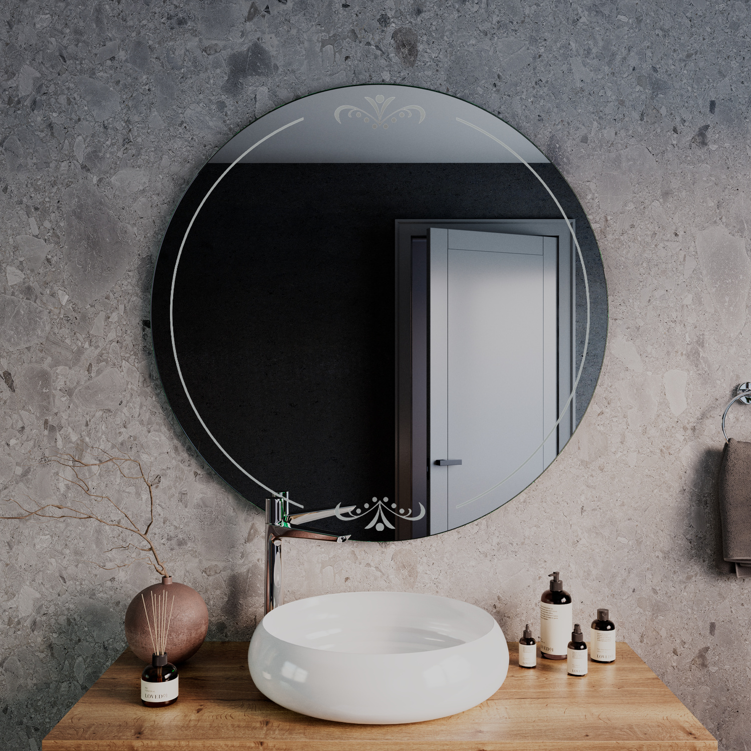 LDR505 runder Wandspiegel ohne Beleuchtung in Nahaufnahme, weißes rundes Aufsatzwaschbecken auf Holzplatte, schwarze wandmontierte Armatur, dunkelgraue Betonwand, minimalistische Badezimmereinrichtung mit Pflegeprodukten und Dekorationsobjekten