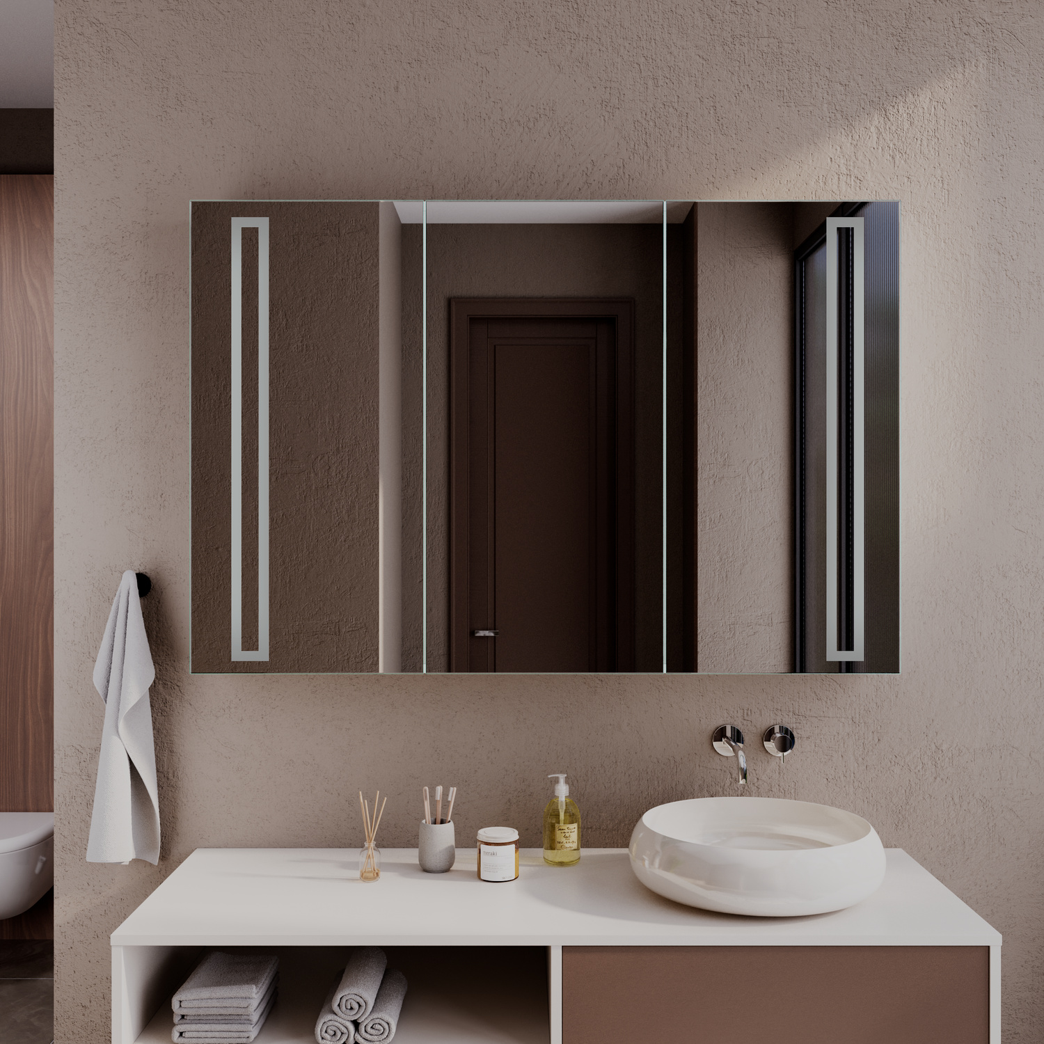 VAAGEN LED-Spiegelschrank geschlossen, 1500x1500 mm, Beleuchtung ausgeschaltet, drei Spiegeltüren mit vertikalen LED-Streifen an den Seiten, über weißem Waschtisch mit rundem Waschbecken, modernes Bad mit beiger Wand, Frontalansicht