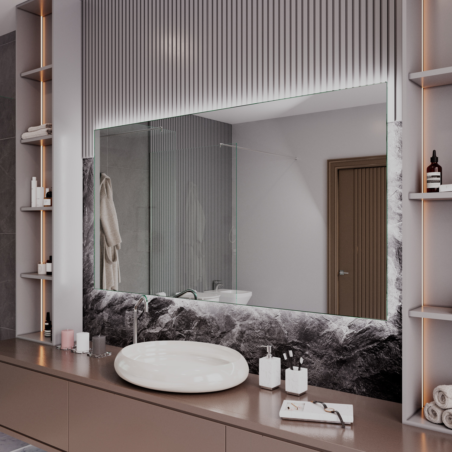 Badspiegel Lambelle in Seitenansicht mit LED-Beleuchtung über einem Waschtisch mit schwarzer Marmorverkleidung und rundem weißem Aufsatzbecken in einem luxuriösen Badezimmer mit offenen RegalenRetry