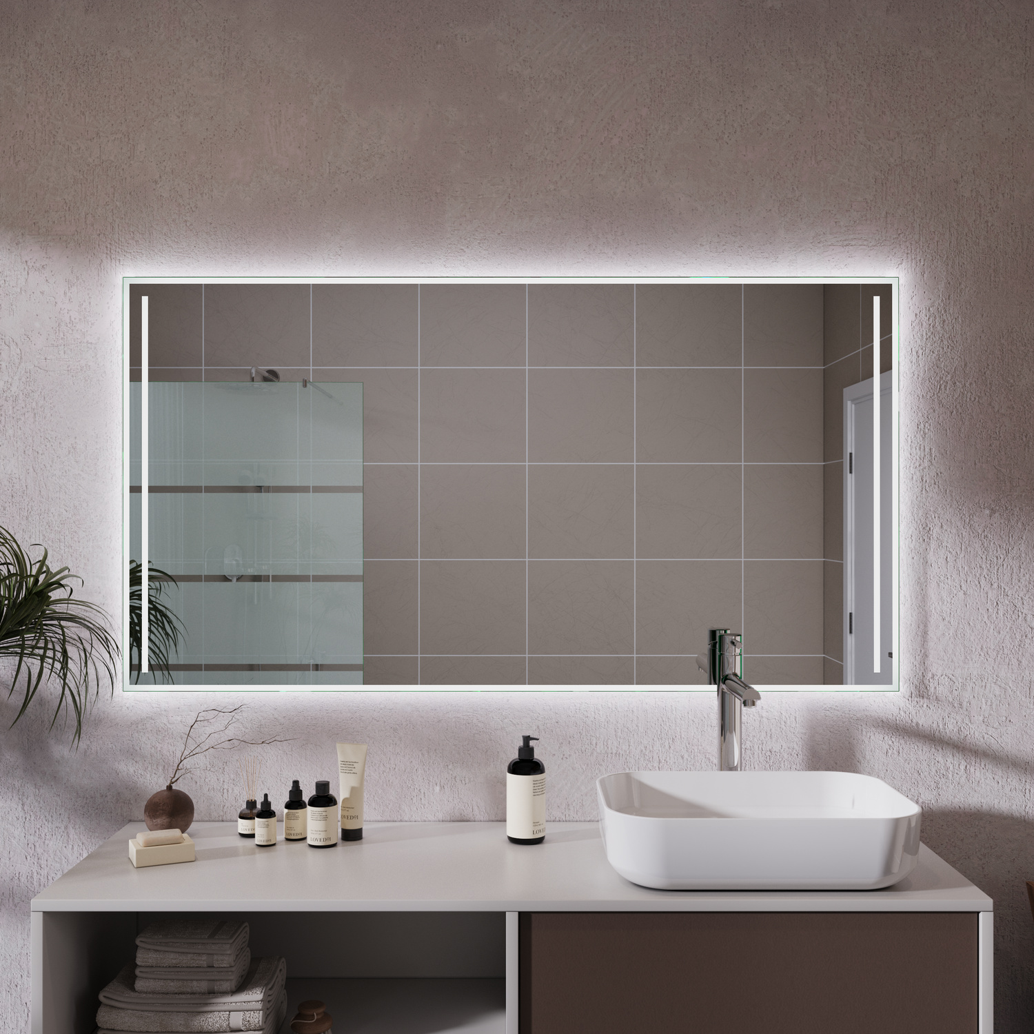 MANFREDONIA Badspiegel mit eingeschalteter LED-Beleuchtung, 1500x1500 mm, warmweißer Lichtrahmen seitlich leuchtend, über weißem rechteckigem Waschbecken auf hellem Waschtisch, graue Wand, offene Regale, Pflanze, Schiebetür, modernes Baddesign