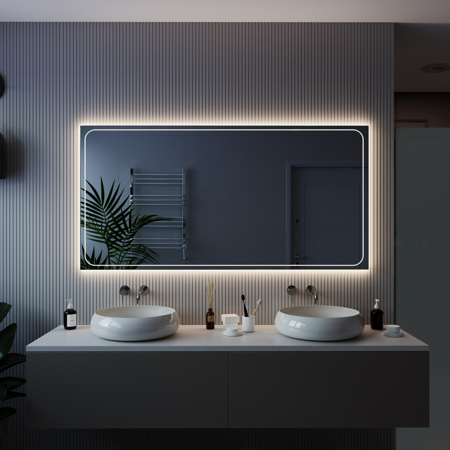 MASSA Doppel-Badspiegel in Nachtaufnahme mit eingeschalteter LED-Beleuchtung, 1500x1500 mm, warmweißer Lichtrahmen rundum leuchtend, über zwei weißen runden Waschbecken auf dunklem Waschtisch, dunkelblaue geriffelte Wand, schwarze Armaturen, Luxusbad