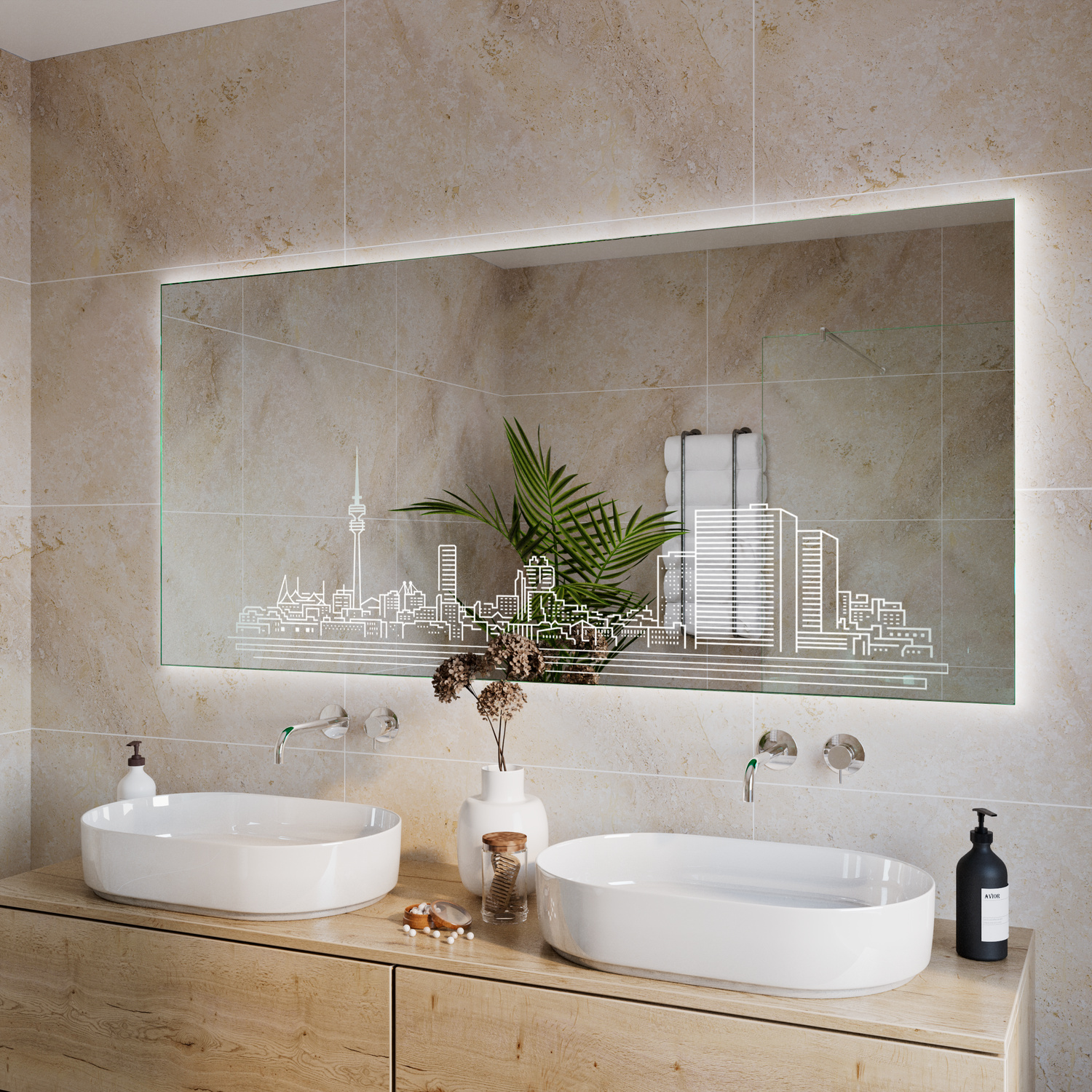 SKYMNCHEN1 rechteckiger LED-Badspiegel mit eingeschalteter Beleuchtung, 1500x1500 mm, leuchtend mit warmweißem Lichtrahmen und Skyline-Motiv, seitliche Perspektive, über zwei weißen ovalen Aufsatzwaschbecken auf Holzwaschtisch, modernes Bad mit beiger Ste