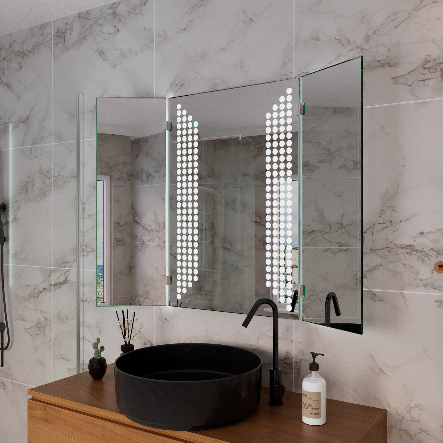 LAGOS LED-Badspiegel seitliche Ansicht mit zwei perforierten LED-Lichtleisten, 1500x1500 mm, eingeschaltete warmweiße LED-Beleuchtung oben leuchtend, über Holzwaschtisch mit schwarzem rundem Waschbecken, zwei schwarze Wandarmaturen, Marmorfliesen, Bad