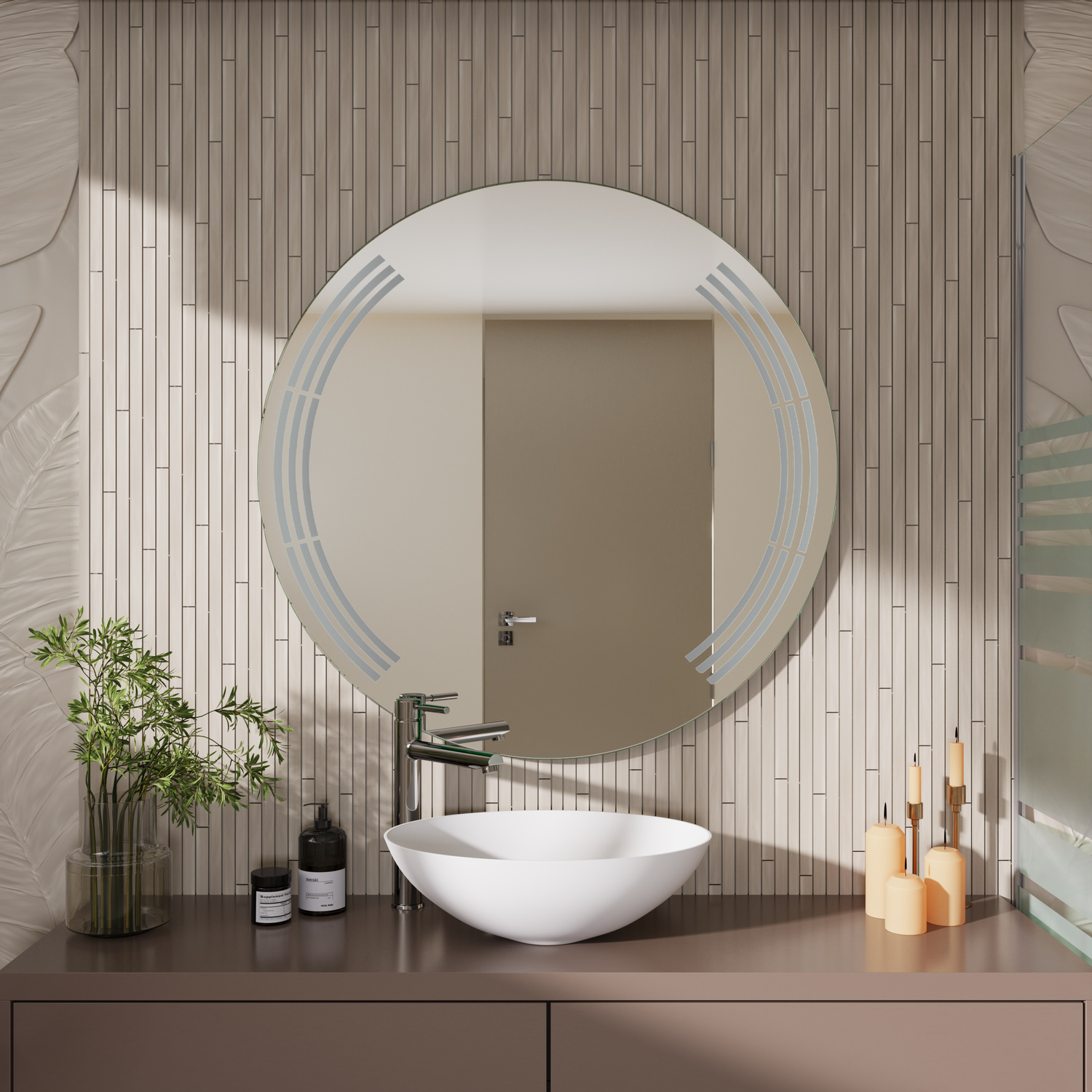 Amica runder LED-Badspiegel mit ausgeschalteter Beleuchtung, 1500x1500 mm, über weißem Aufsatzwaschbecken auf grauem Waschtisch, modernes Bad mit gerillter Wandverkleidung in Beige-Tönen, Pflanzen und Kerzen