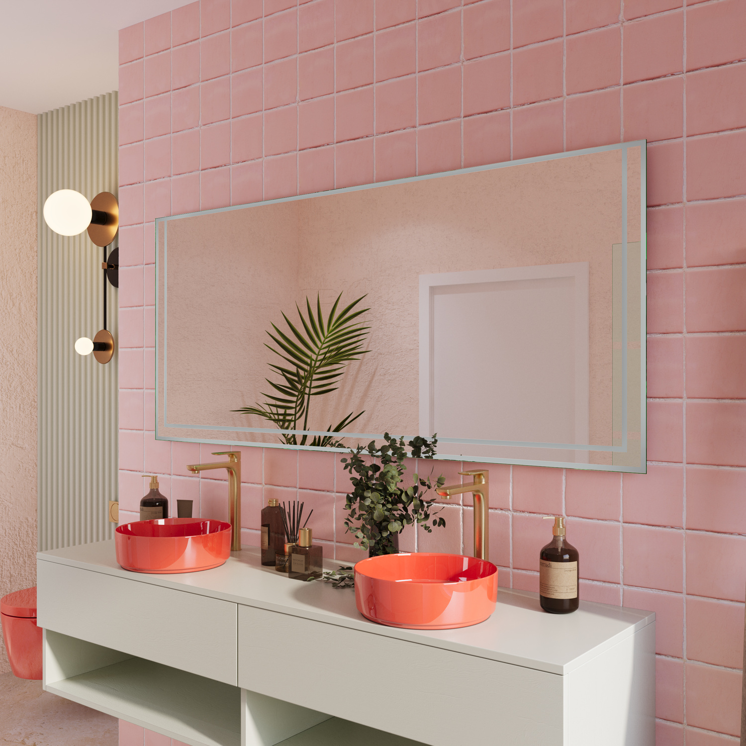 SAVONA LED-Badspiegel seitliche Ansicht mit breitem weißem Rahmen, 1500x1500 mm, Beleuchtung ausgeschaltet, über weißem schwebendem Waschtisch mit korallroten Waschbecken, rosa geflieste Wand, goldene Wandleuchte, Palme, farbenfrohes modernes Baddesign