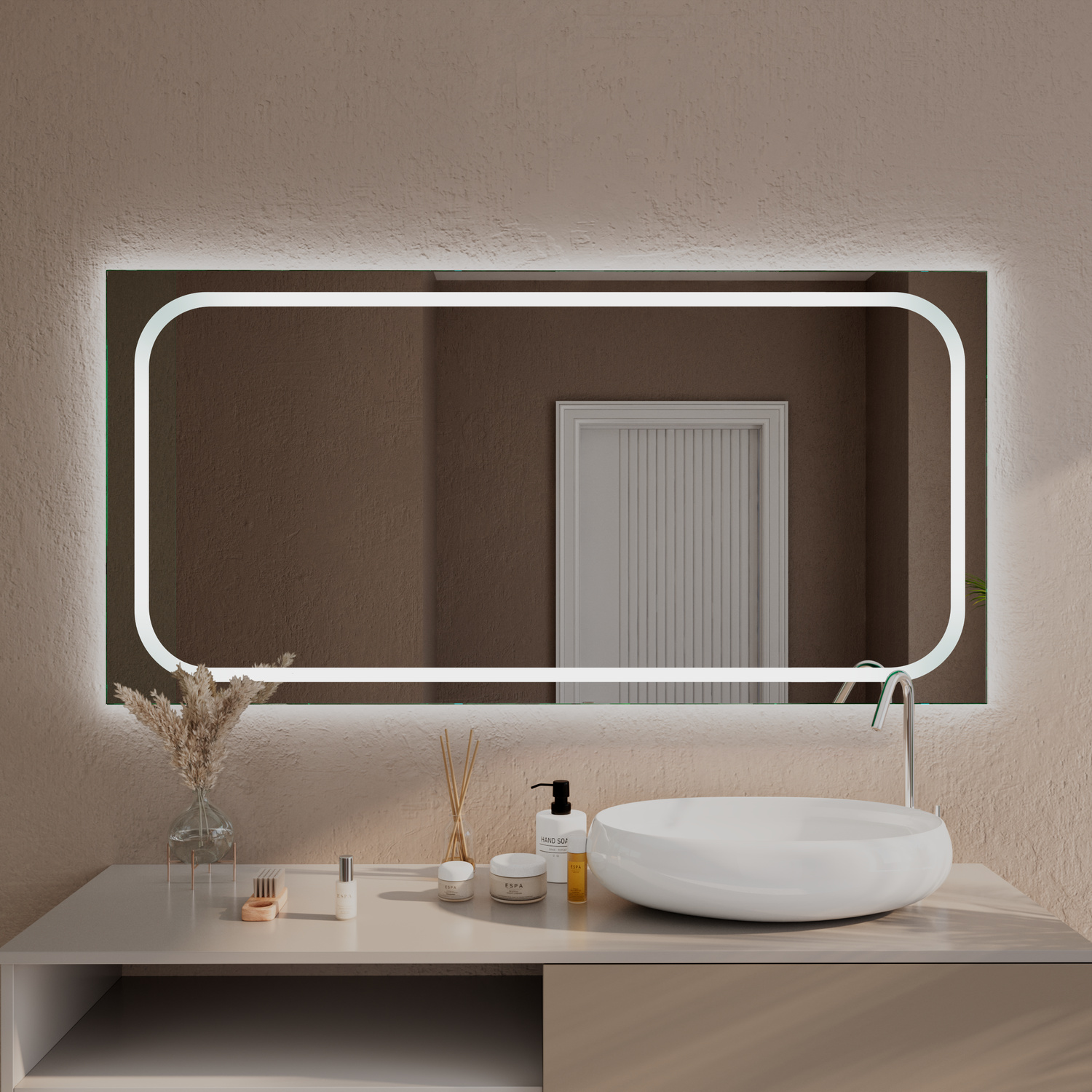 MARSALA Badspiegel mit eingeschalteter LED-Beleuchtung, 1500x1500 mm, warmweißer Lichtrahmen mit abgerundeten Ecken leuchtend, über weißem ovalem Waschbecken auf hellem Waschtisch, dunkelbraune Wand, moderne Vase mit Pampasgras, elegantes Baddesign