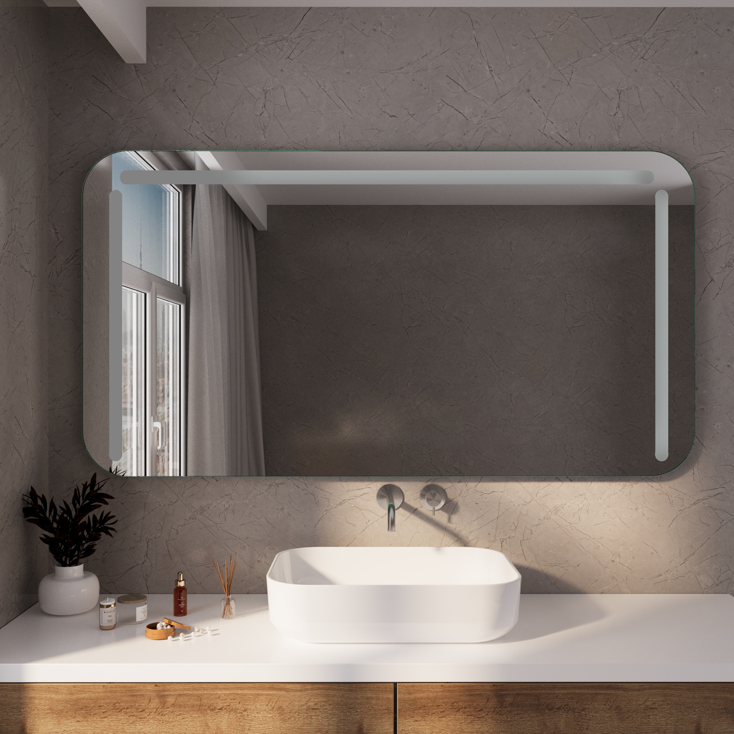 BASTIA RAD rechteckiger Badspiegel mit abgerundeten Ecken, 1500x1500 mm, ausgeschaltet, indirekte Unterbeleuchtung, über weißem Aufsatzwaschbecken auf Marmorplatte mit Holzunterschrank, graue Strukturwand